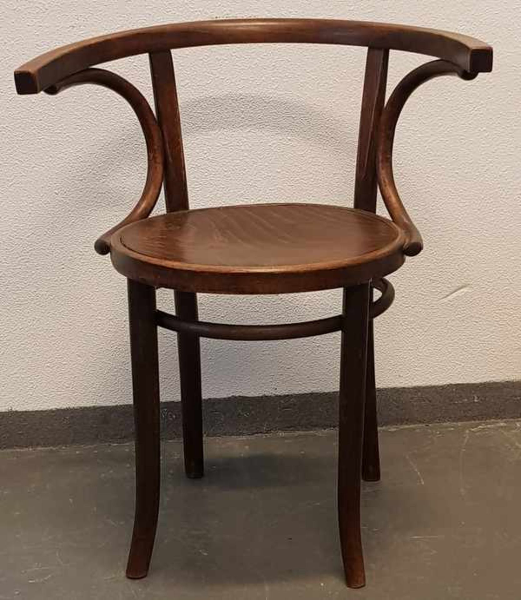 (Design) Thonet stoelThonet armstoel, begin 20e eeuw. Conditie: Beschadigingen. Afmetingen: Hoogte