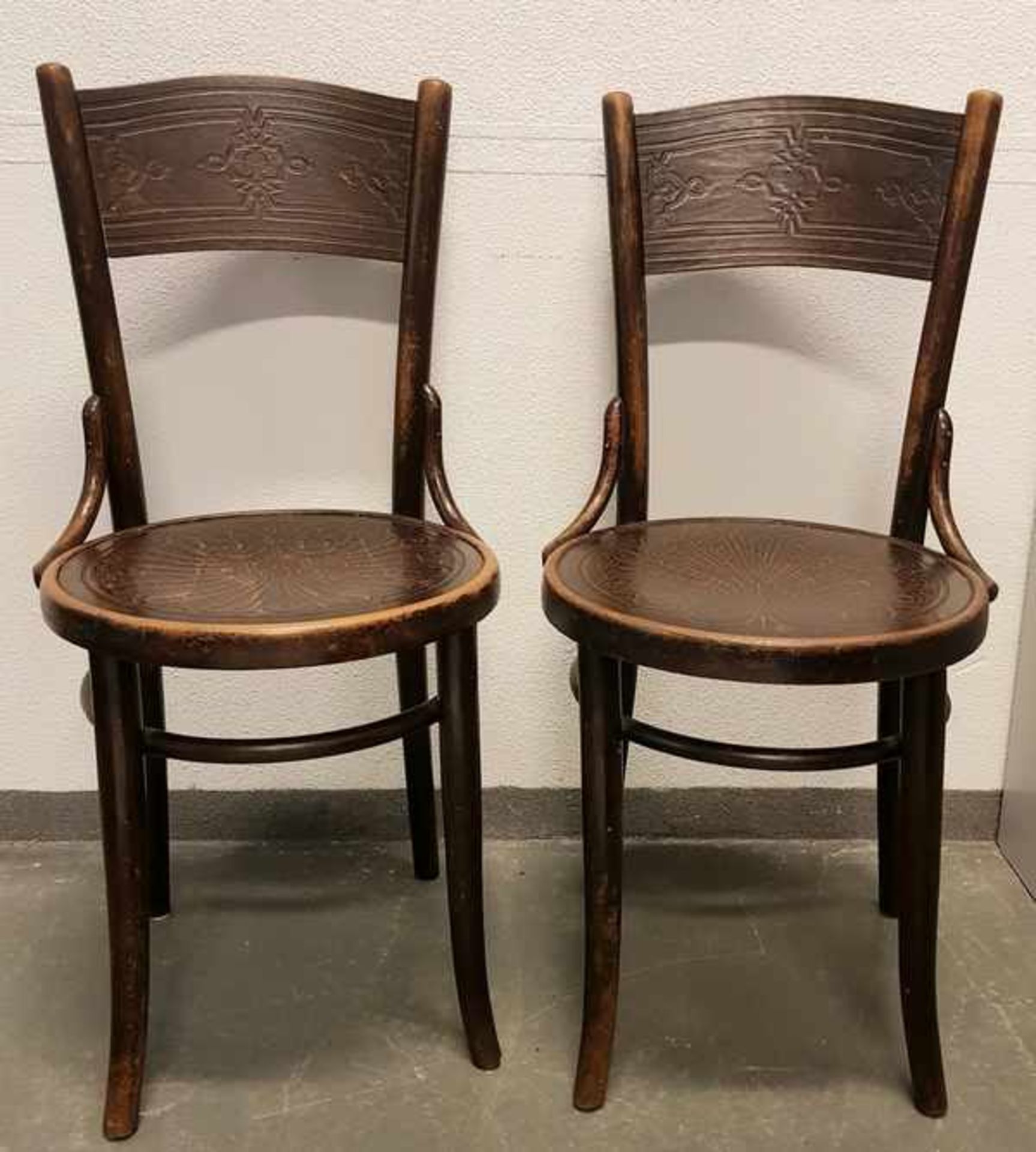 (Design) Thonet stoelenTwee Thonet stoelen, deze stoelen zijn in Polen gemaakt bij Bentwood