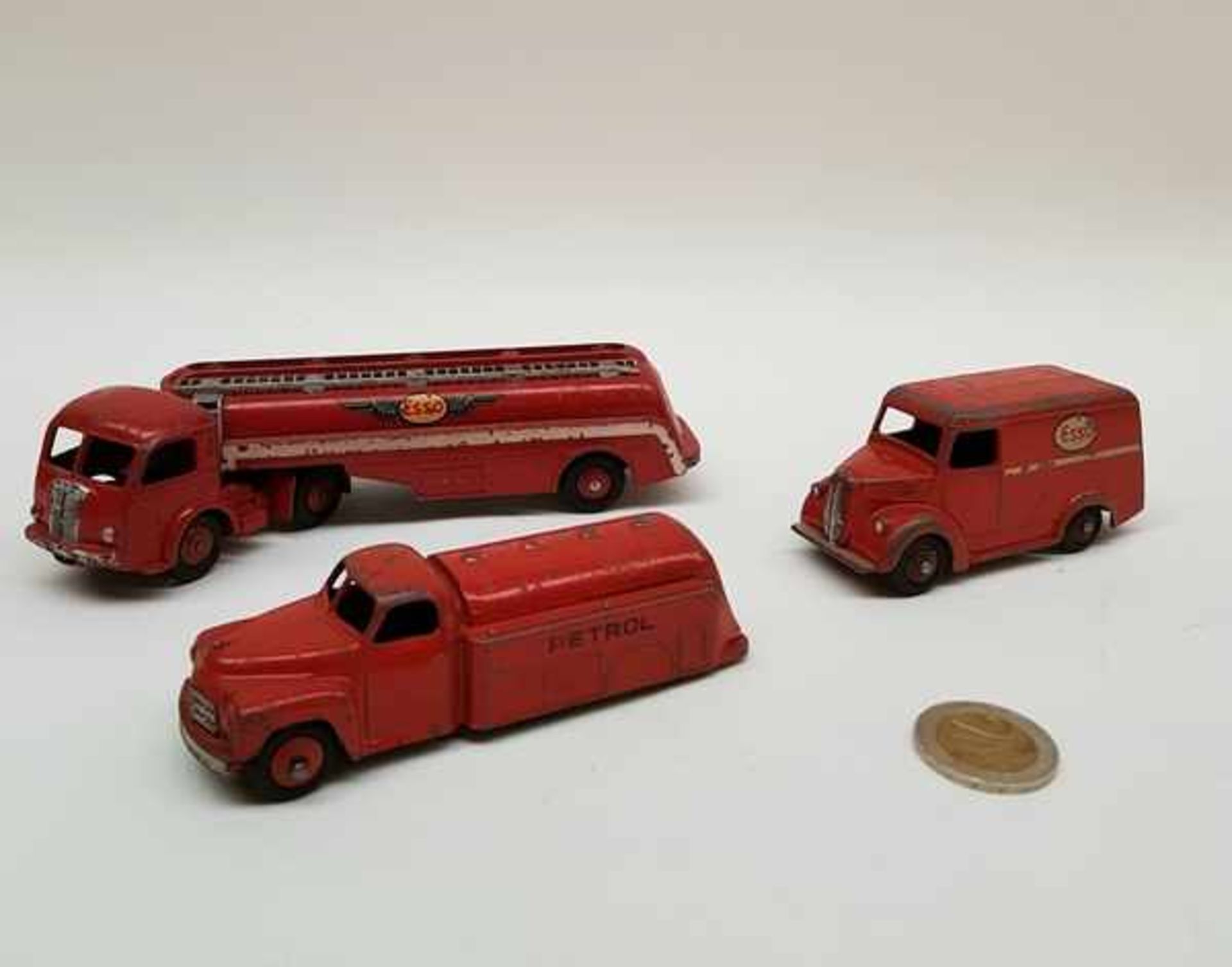 (Speelgoed) Dinky ToysTankwagen, Panhard tankwagen en Trojan Esso bestelwagen van Dinky Toys. - Image 2 of 8