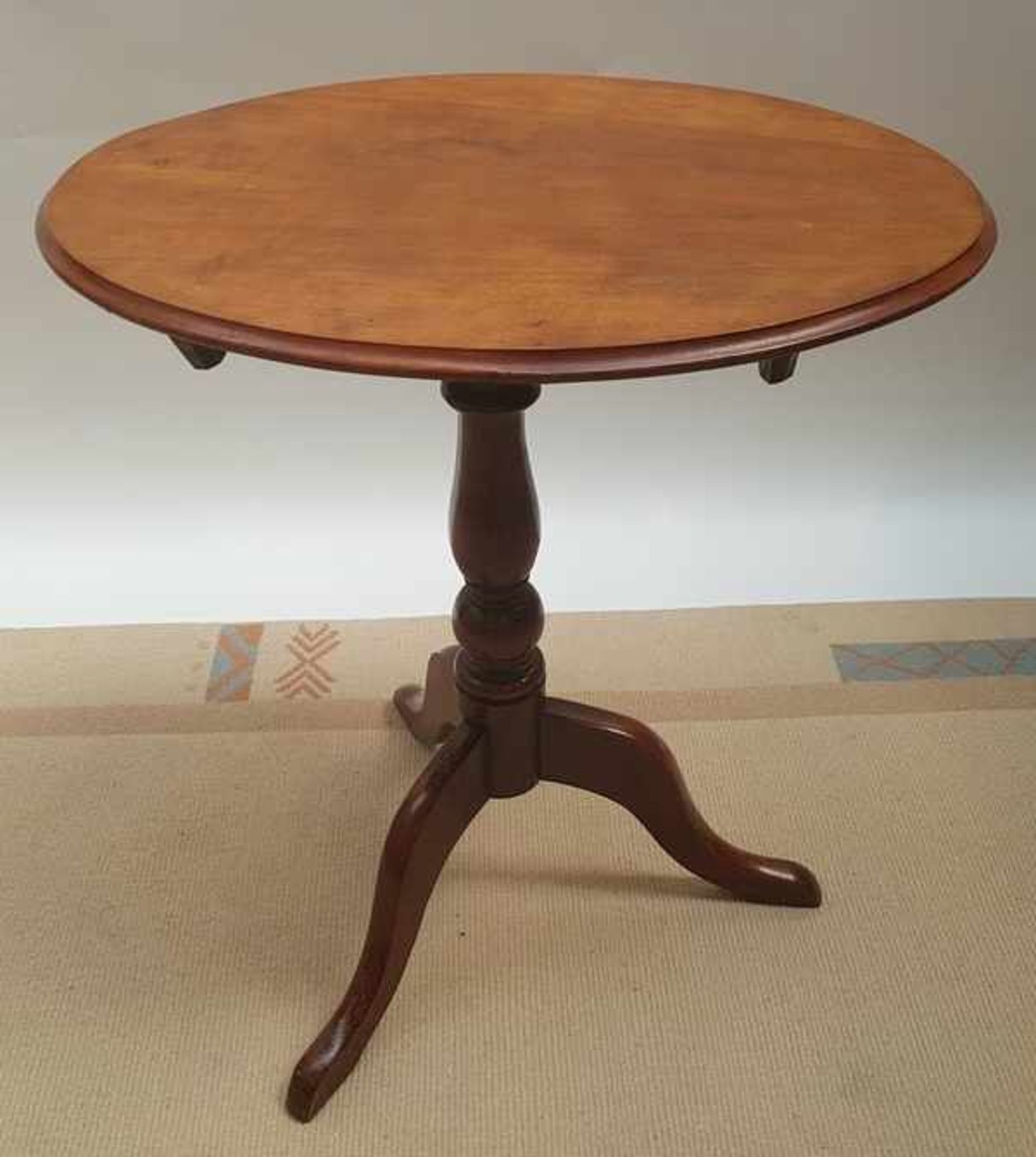 (Antiek) BijzettafelEngelse ovale mahonie tilt top tafel, eind 19e eeuw. Conditie: In goede staat.