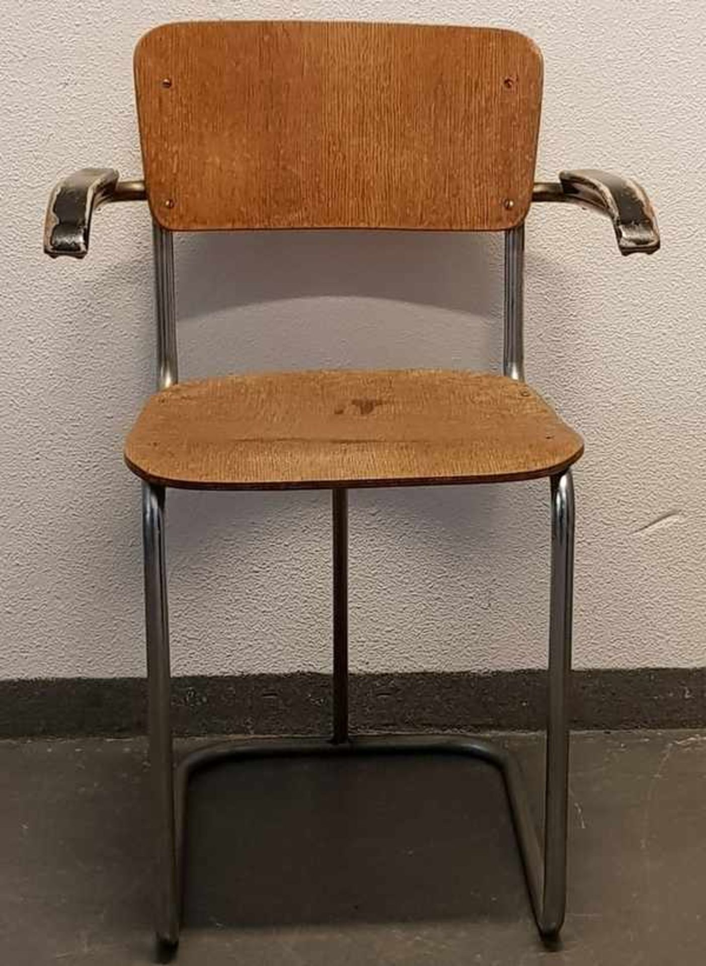 (Design) Stoel, Gispen model 207Industriële buisframe stoel, met zwevende armleggers. Ontworpen door