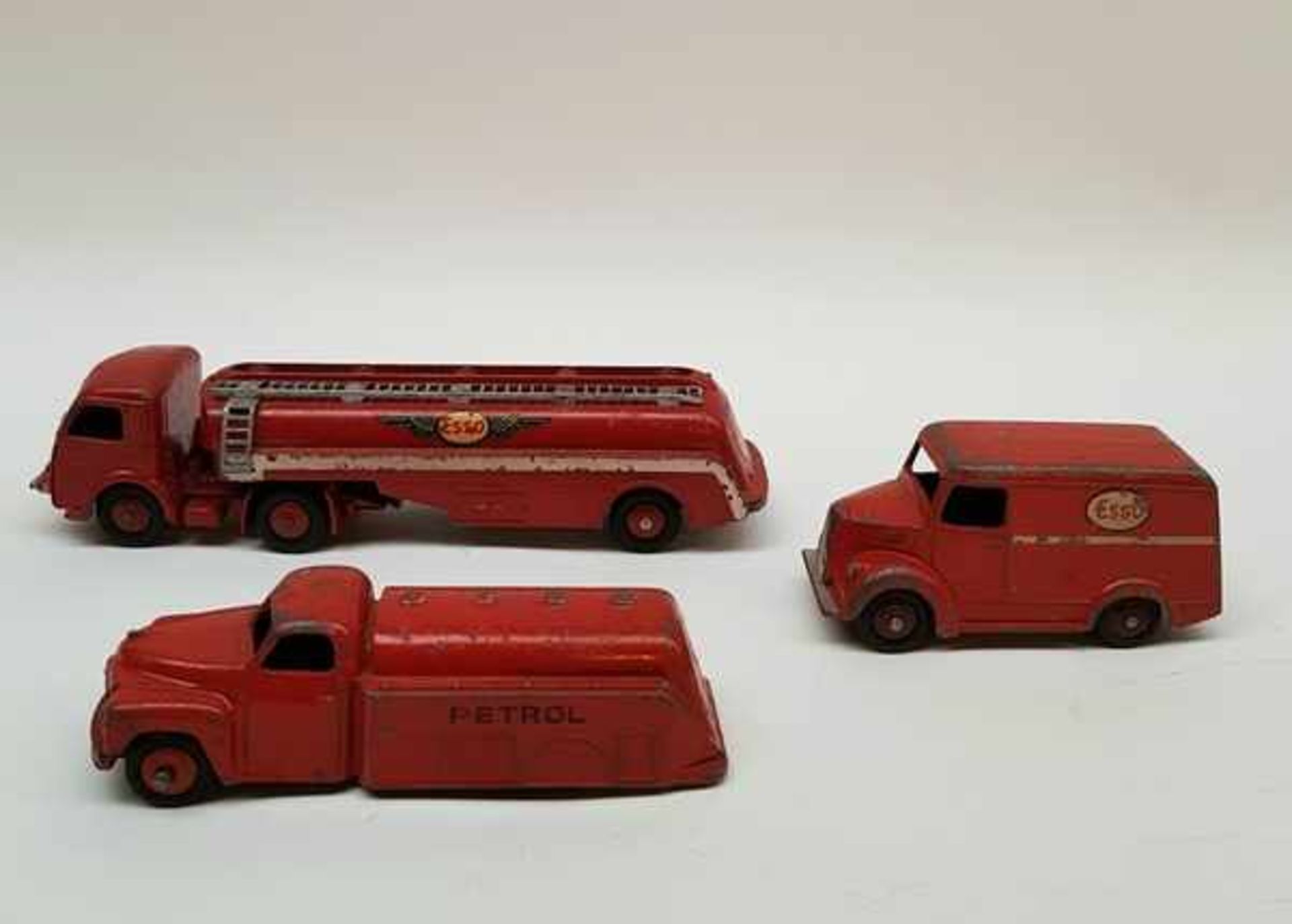 (Speelgoed) Dinky ToysTankwagen, Panhard tankwagen en Trojan Esso bestelwagen van Dinky Toys.