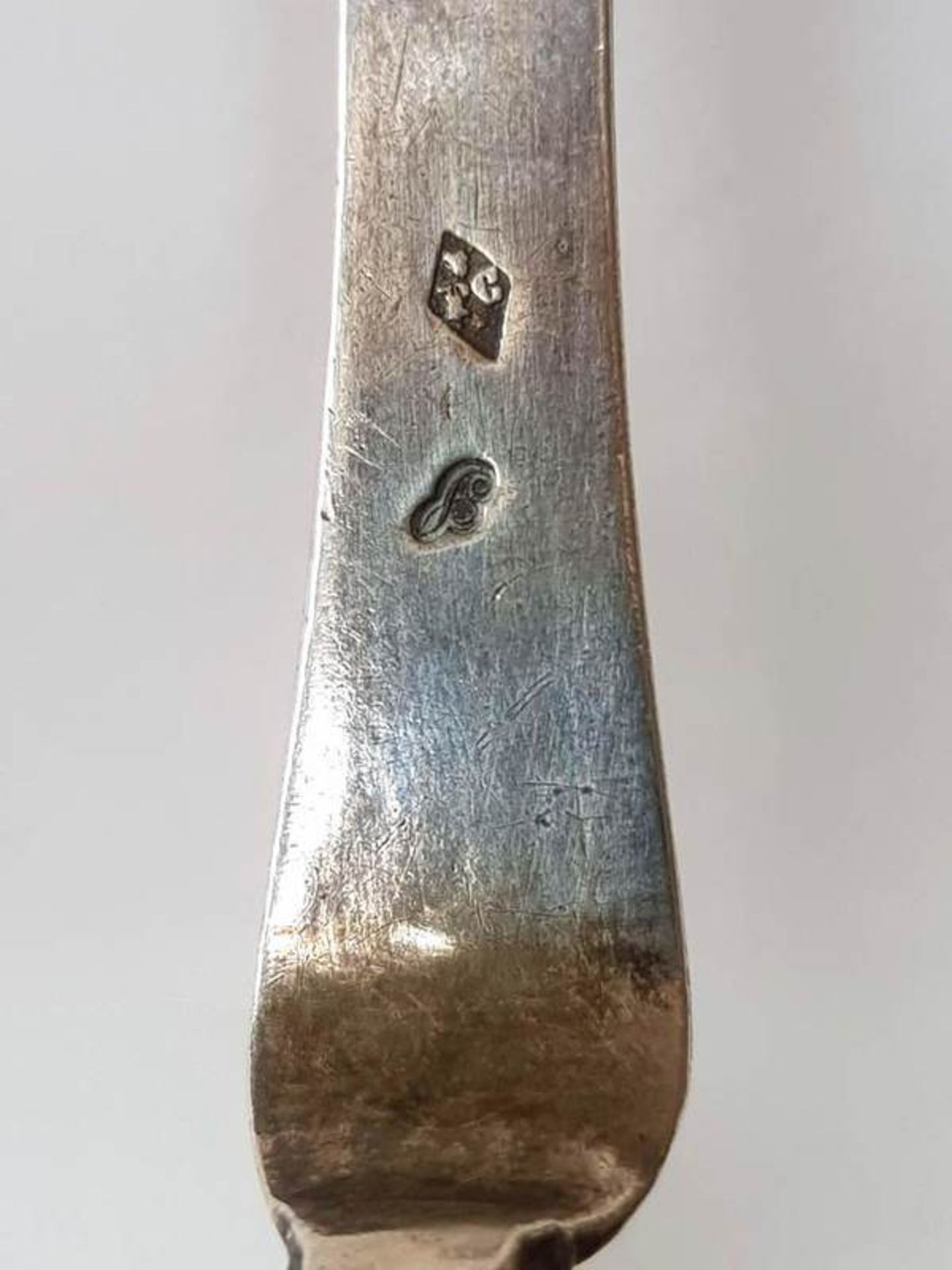 (Zilver) Herdenkingslepel2e gehalte, bekroond met staande figuur en kruis in de hand. Meesterkeur - Image 8 of 12