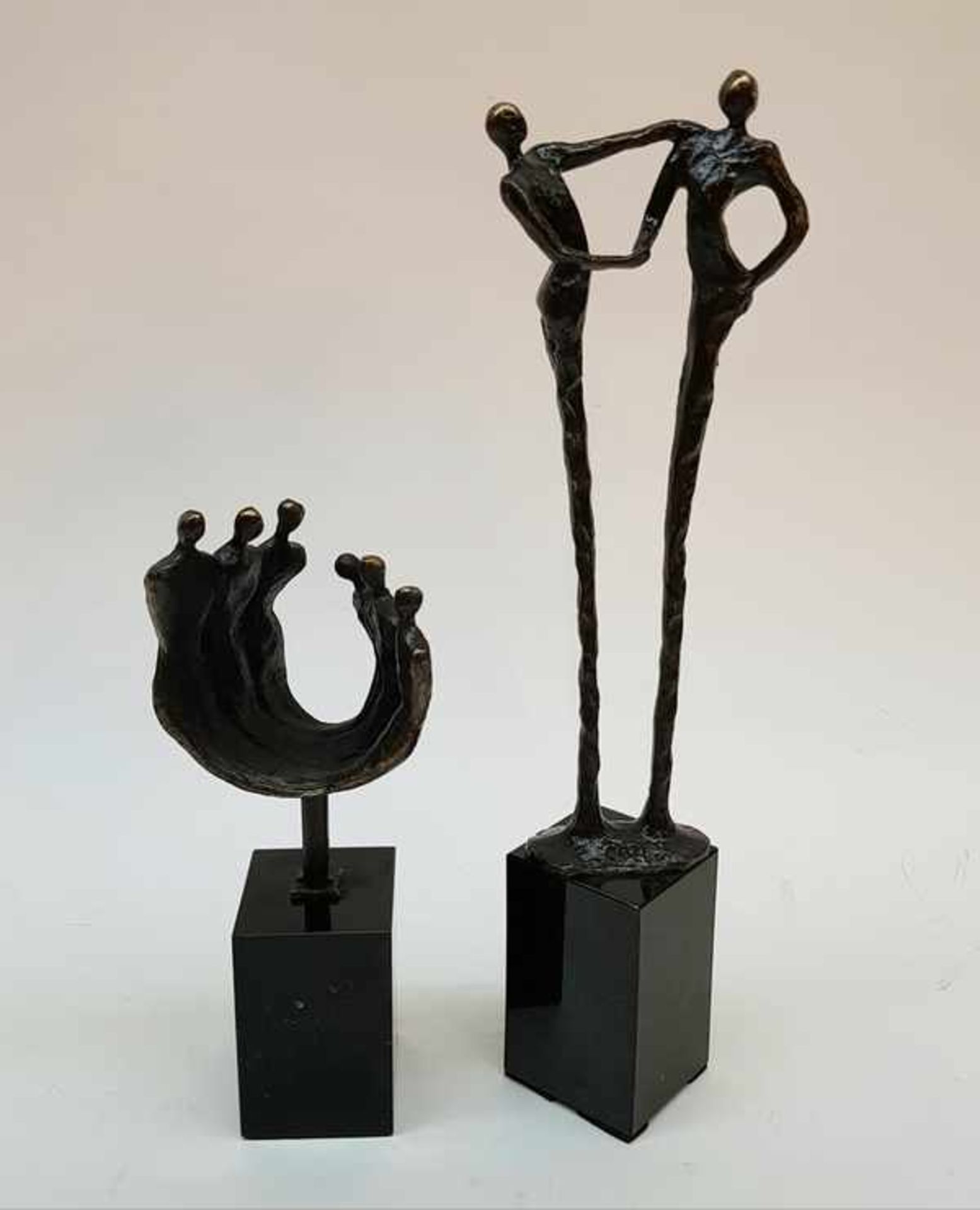 (Kunst) Beelden brons, gesigneerd CanBeeld met twee figuren is gesigneerd met Can, Corry van