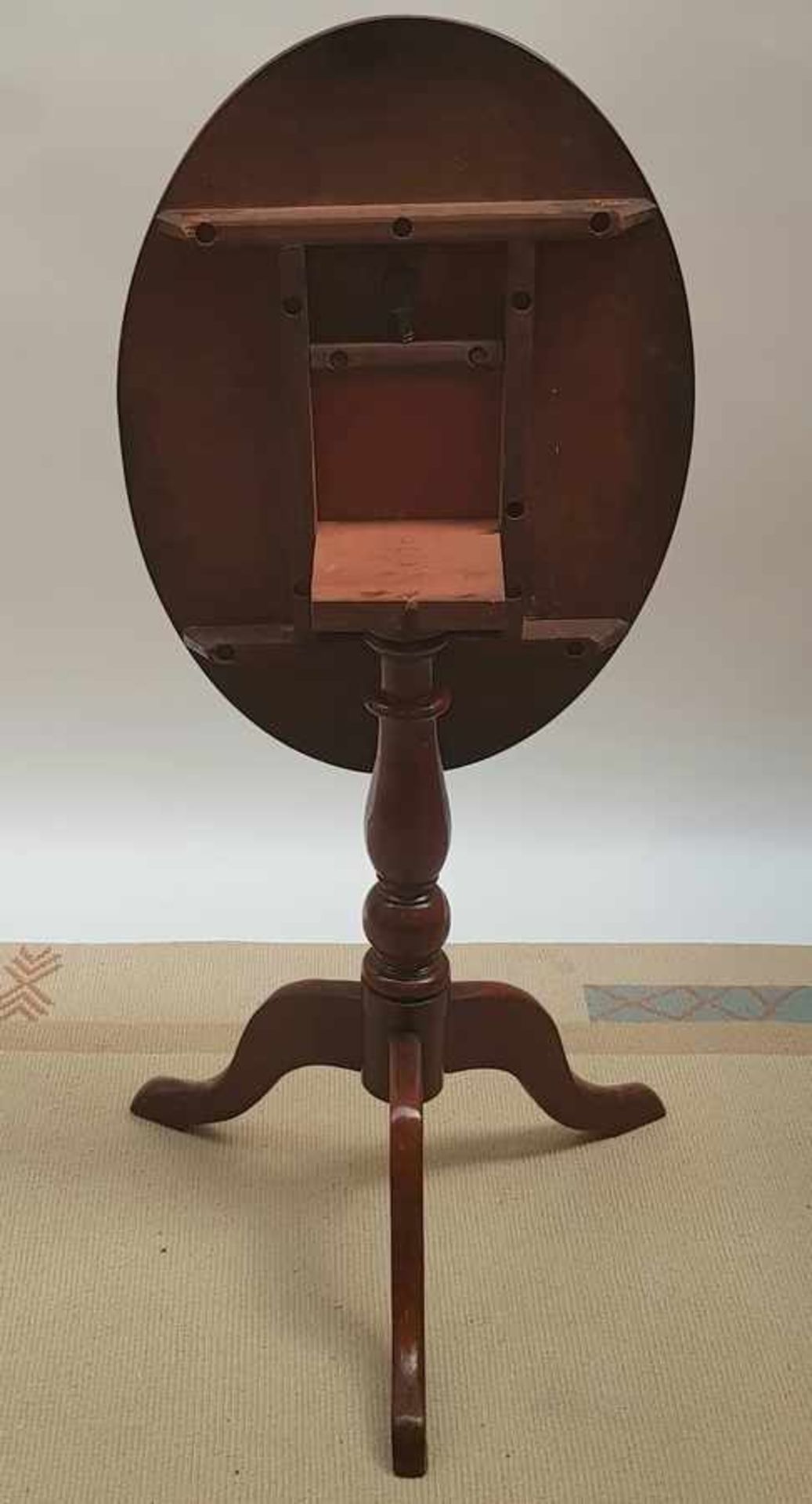 (Antiek) BijzettafelEngelse ovale mahonie tilt top tafel, eind 19e eeuw. Conditie: In goede staat. - Bild 4 aus 4