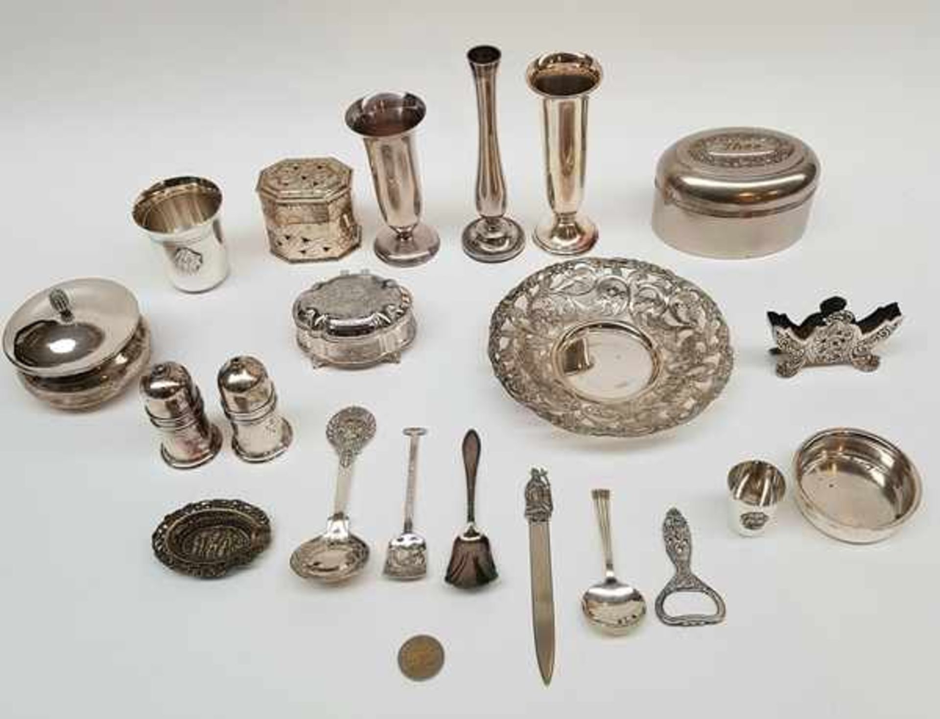 (Curiosa) Plate divers lotDivers lot waaronder een asbak, lepels, flesopener, vaasjes, peper & - Image 2 of 6