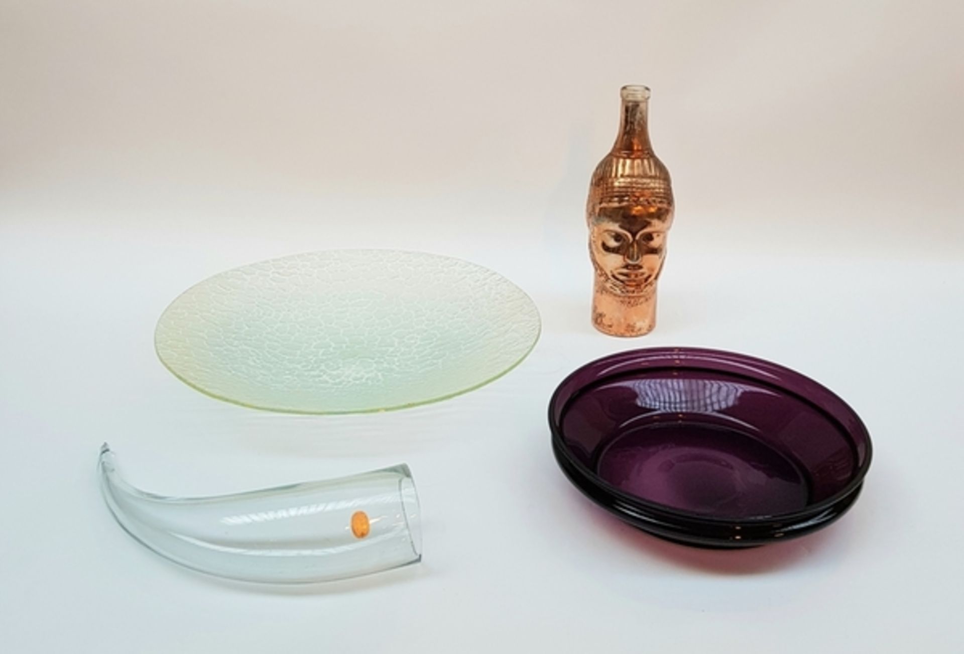 (Design) Glazen schalen, fles en glazen hoornTwee glazen schalen, fles en glazen hoorn. Conditie: