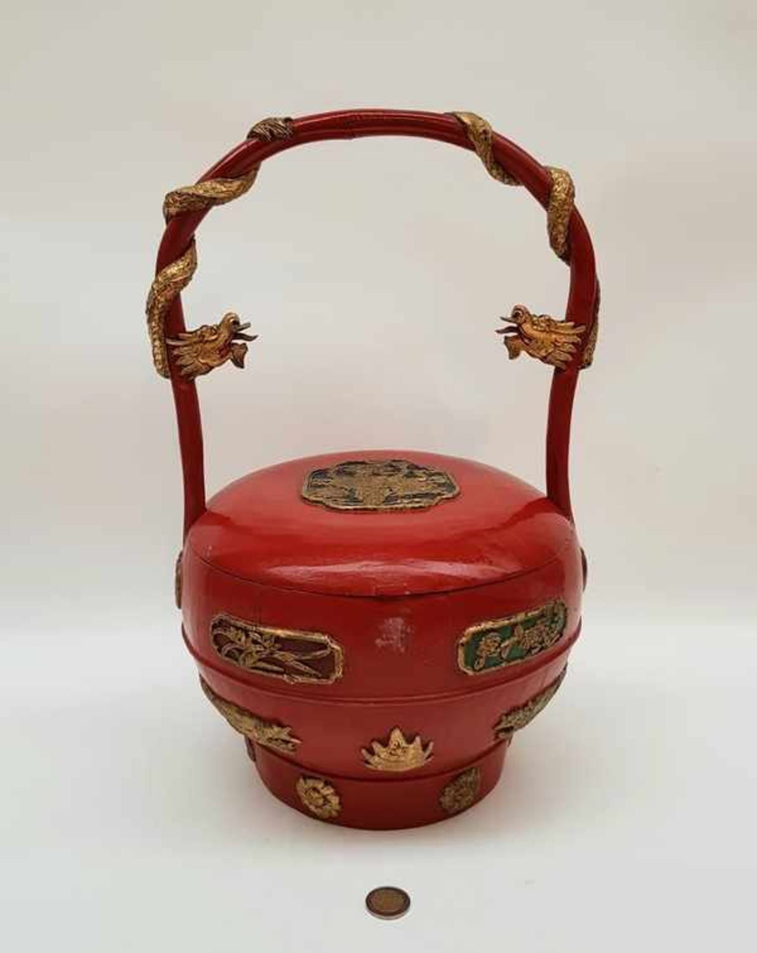 (Aziatica) Chinese houten lunchboxChinese rood gelakte houten lunchbox gedecoreerd met draken en - Bild 2 aus 11