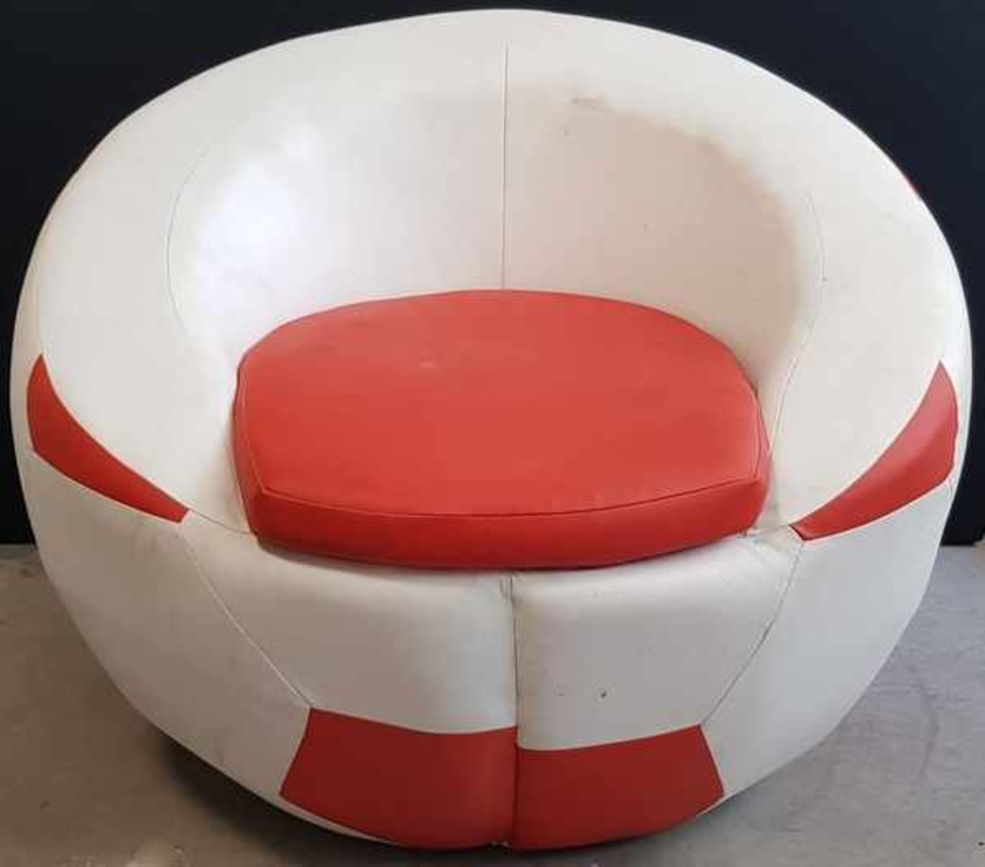 (Curiosa) Voetbal stoelRood/witte voetbal stoel. Conditie: In redelijke staat. Afmetingen: Hoogte 82