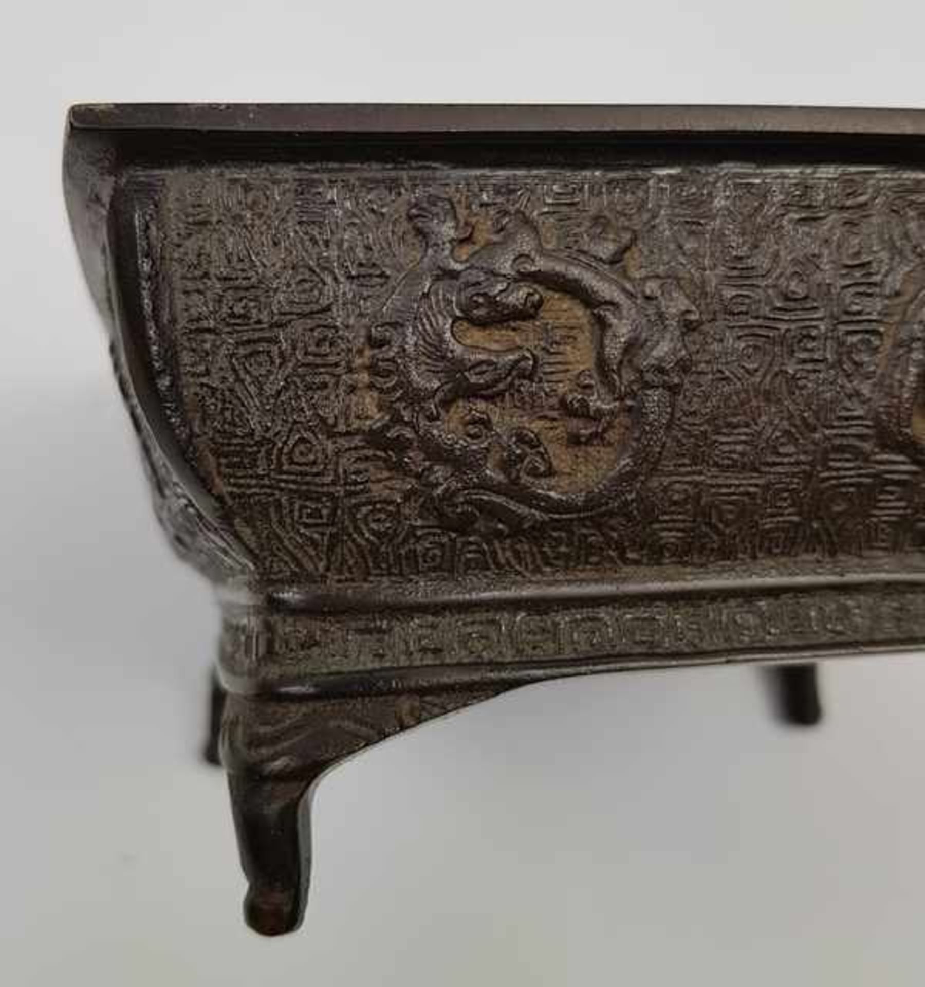 (Curiosa) Bronzen wierookbrander Japan, 20e eeuwVierkante bronzen wierookbrander gedecoreerd met - Image 4 of 5