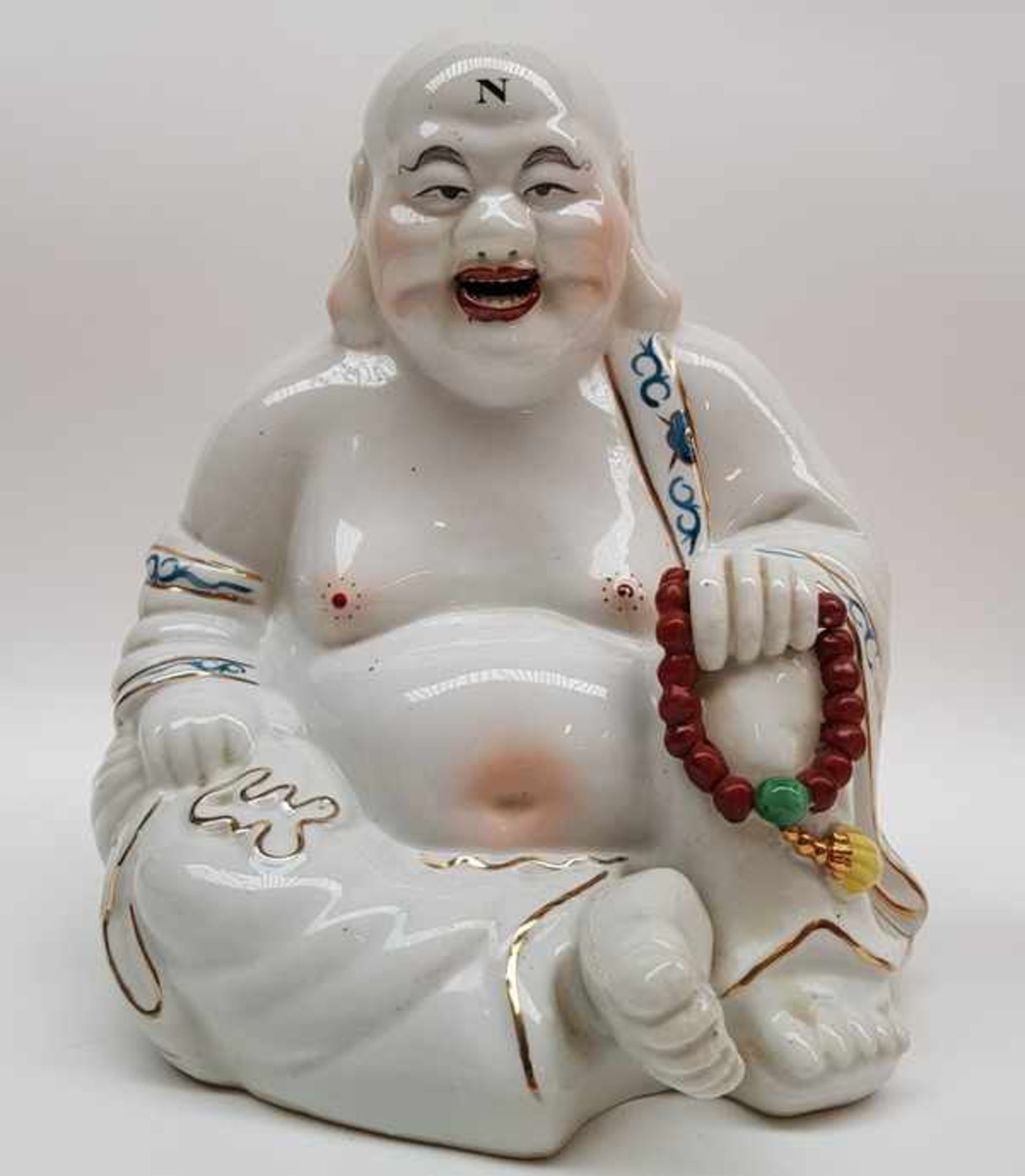 (Curiosa) Boeddha'sTwee porseleinen boeddha's en een houten boeddha. Conditie: In goede staat. - Image 3 of 6