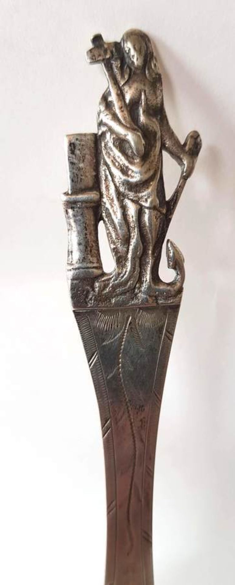 (Zilver) Herdenkingslepel2e gehalte, bekroond met staande figuur en kruis in de hand. Meesterkeur - Image 9 of 12