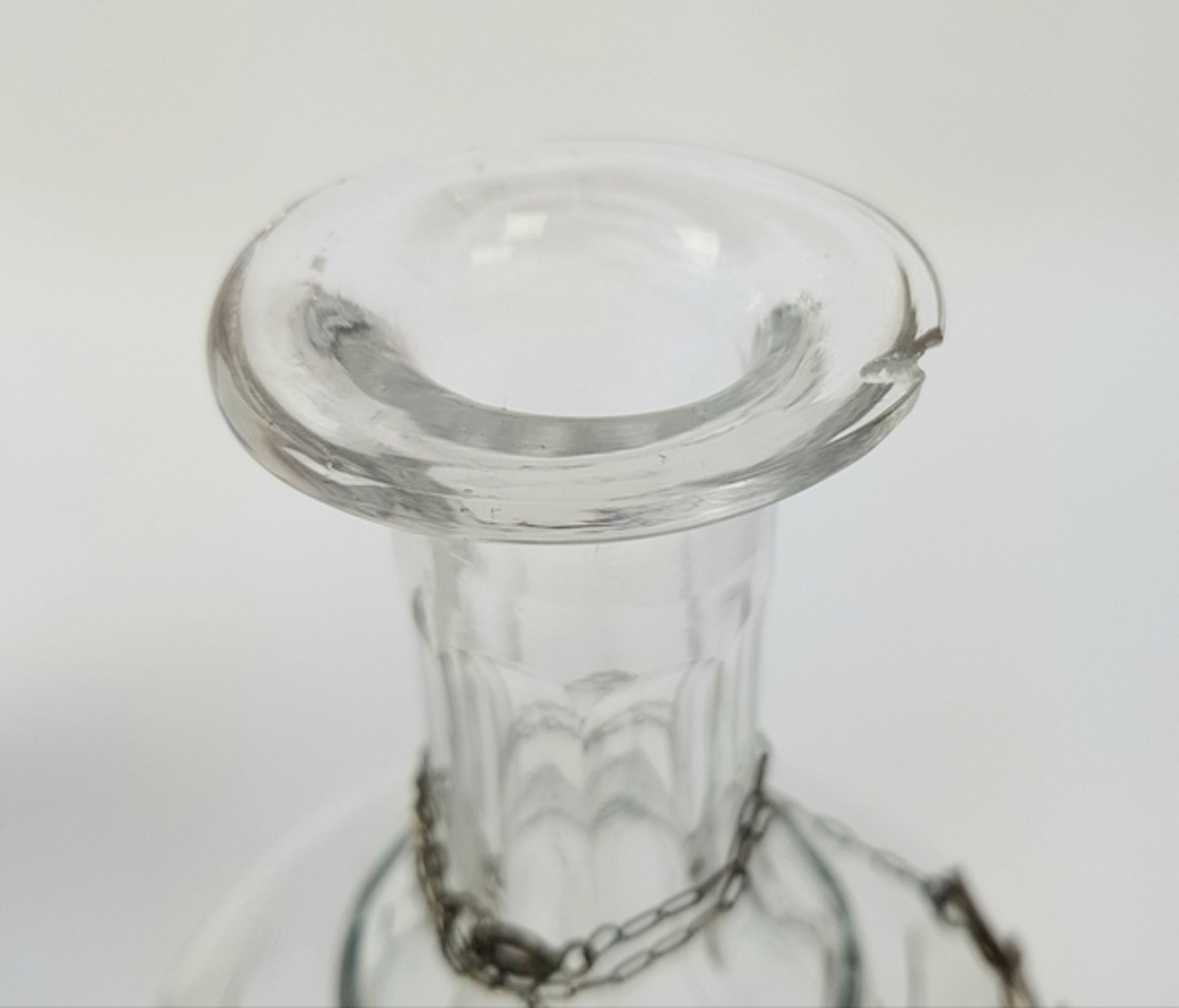 (Curiosa) Glazen karaffenVier glazen karaffen, begin 20e eeuw. Conditie: Een karaf is beschadigd. - Bild 7 aus 7