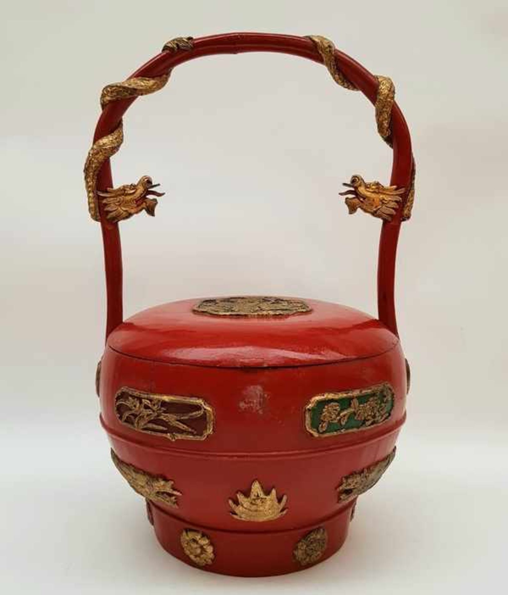 (Aziatica) Chinese houten lunchboxChinese rood gelakte houten lunchbox gedecoreerd met draken en