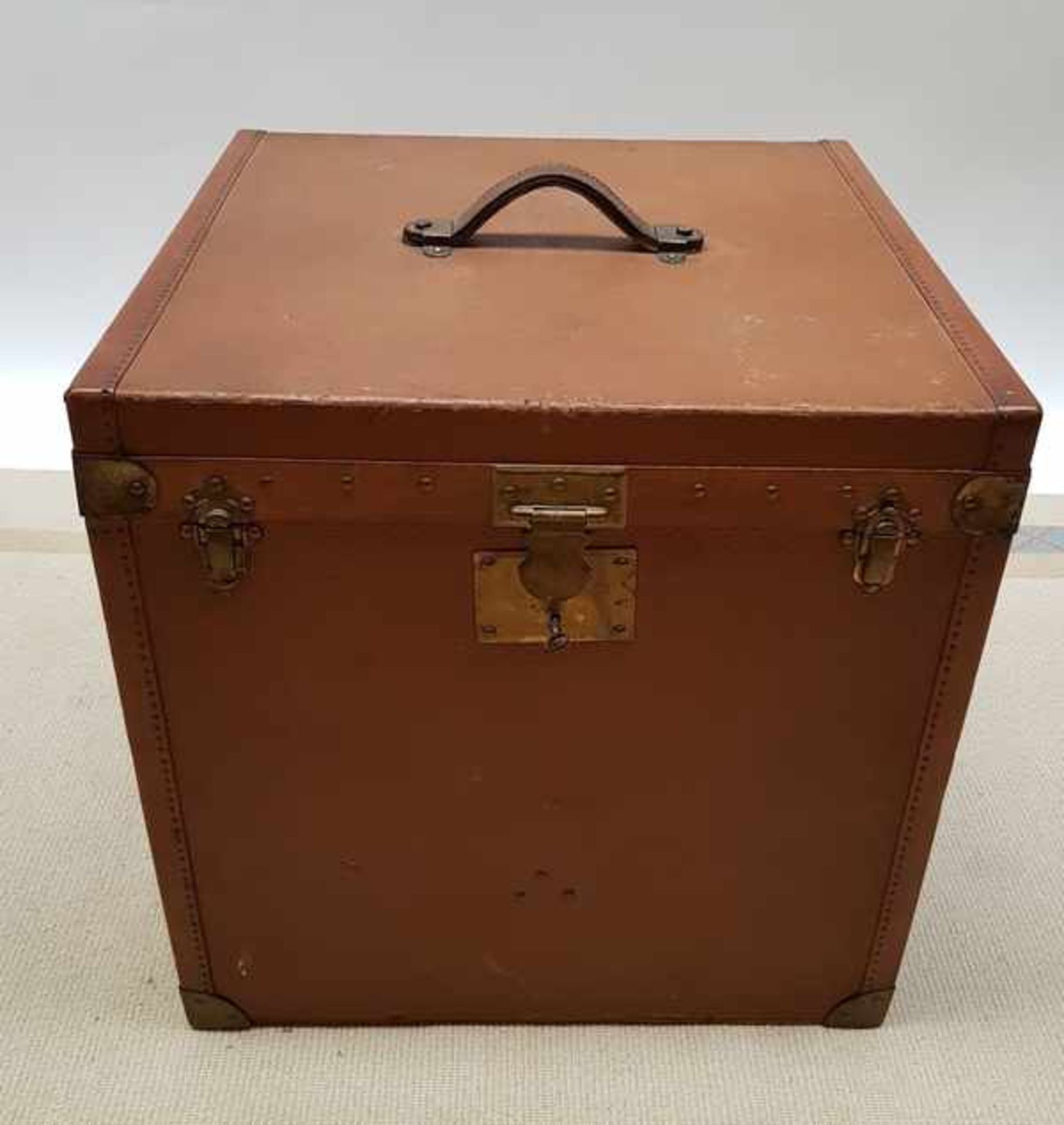 (Curiosa) HutkofferVierkante hutkoffer, begin 20e eeuw. Conditie: In goede staat. Afmetingen: Hoogte - Image 4 of 4