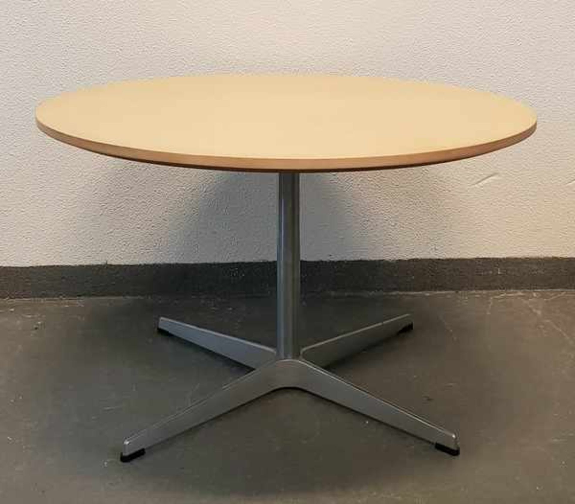 (Design) Salontafel, design Arne Jacobson voor Fritz HansenSalontafel ontworpen door Arne