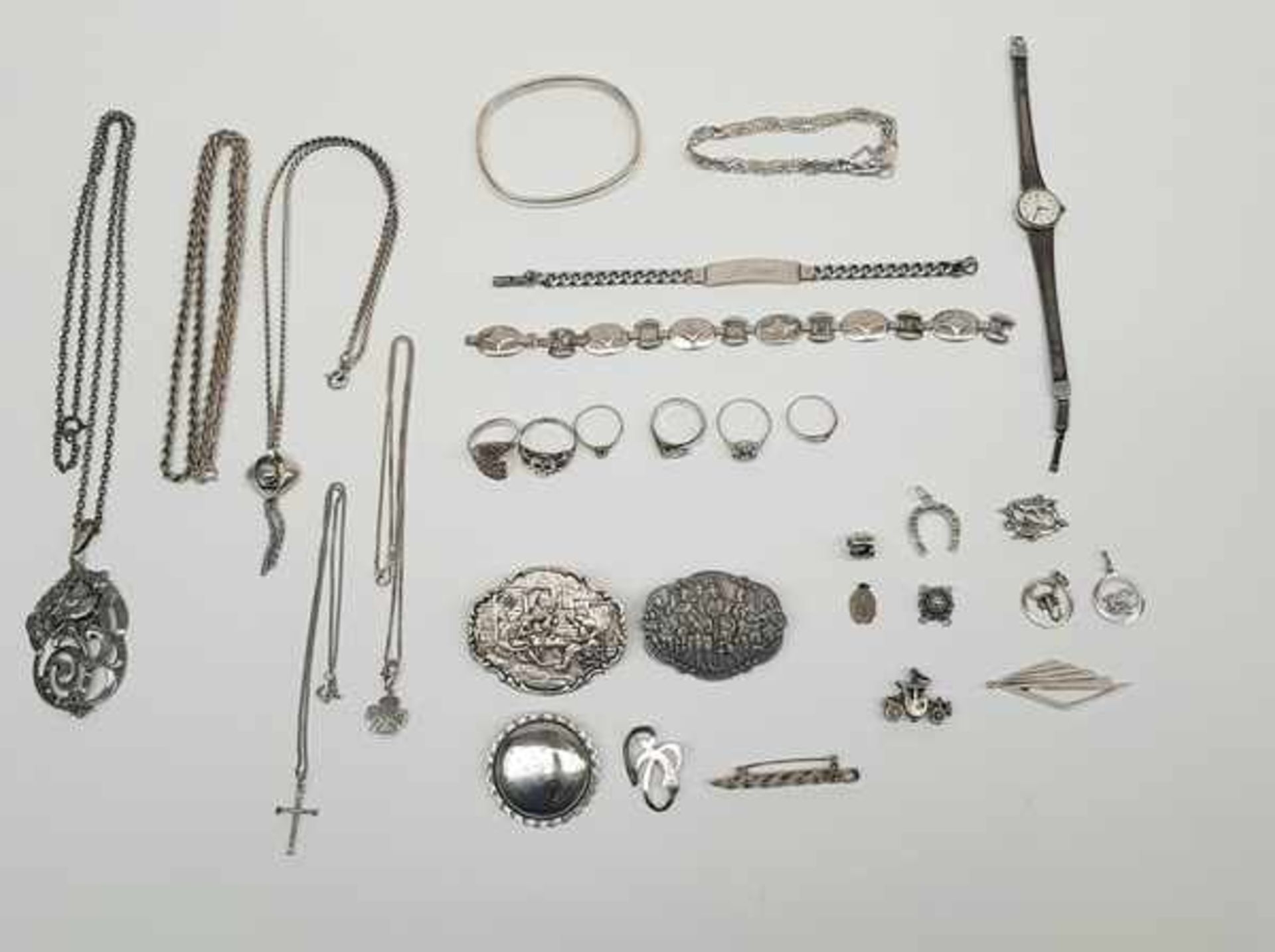 (zilveren sieraden.) Zilver. Divers lot sieraden.Zilver divers lot sieraden waarvan enkele onedel (