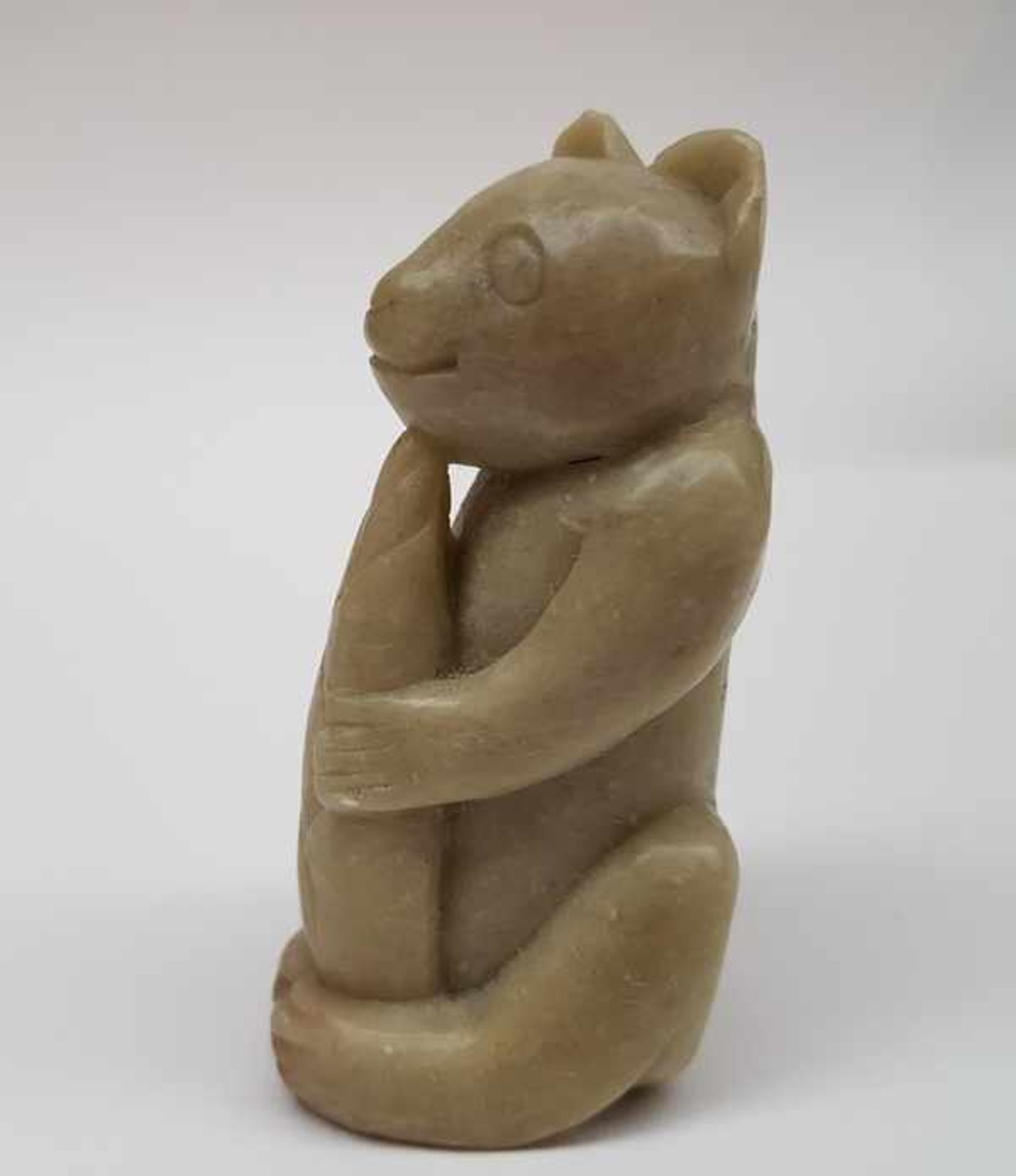 (Curiosa) Kan, beeld en plaquetteDivers lot met aardewerk kan, spekstenen beeld van een beer en - Image 6 of 12