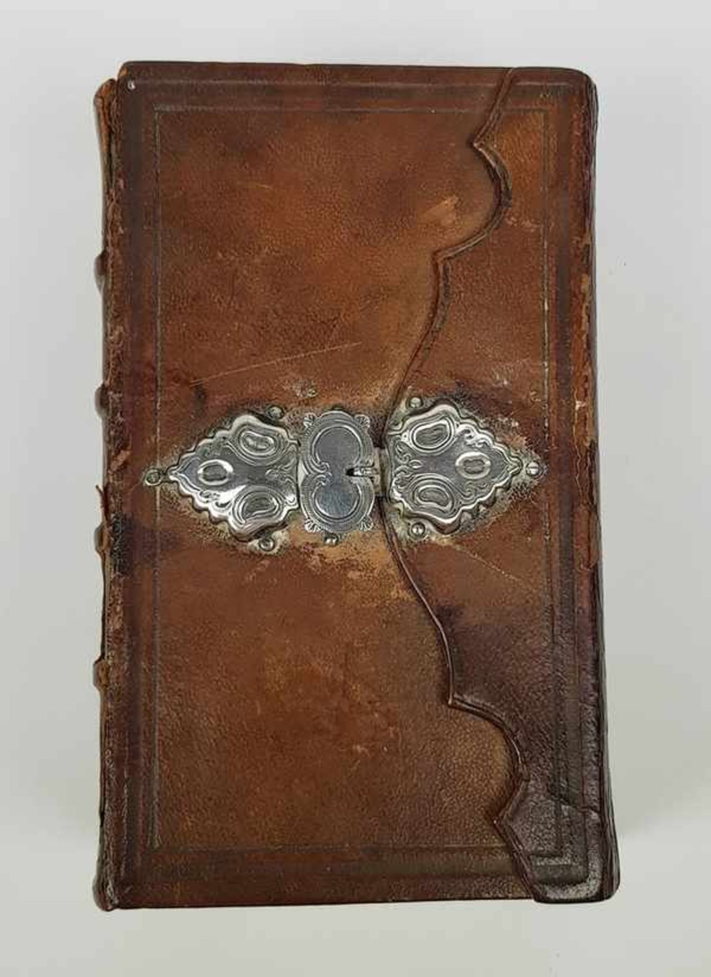 (Antiek) Antieke bijbel met zilveren slotAntieke bijbel met zilveren slot, 1875. Conditie: