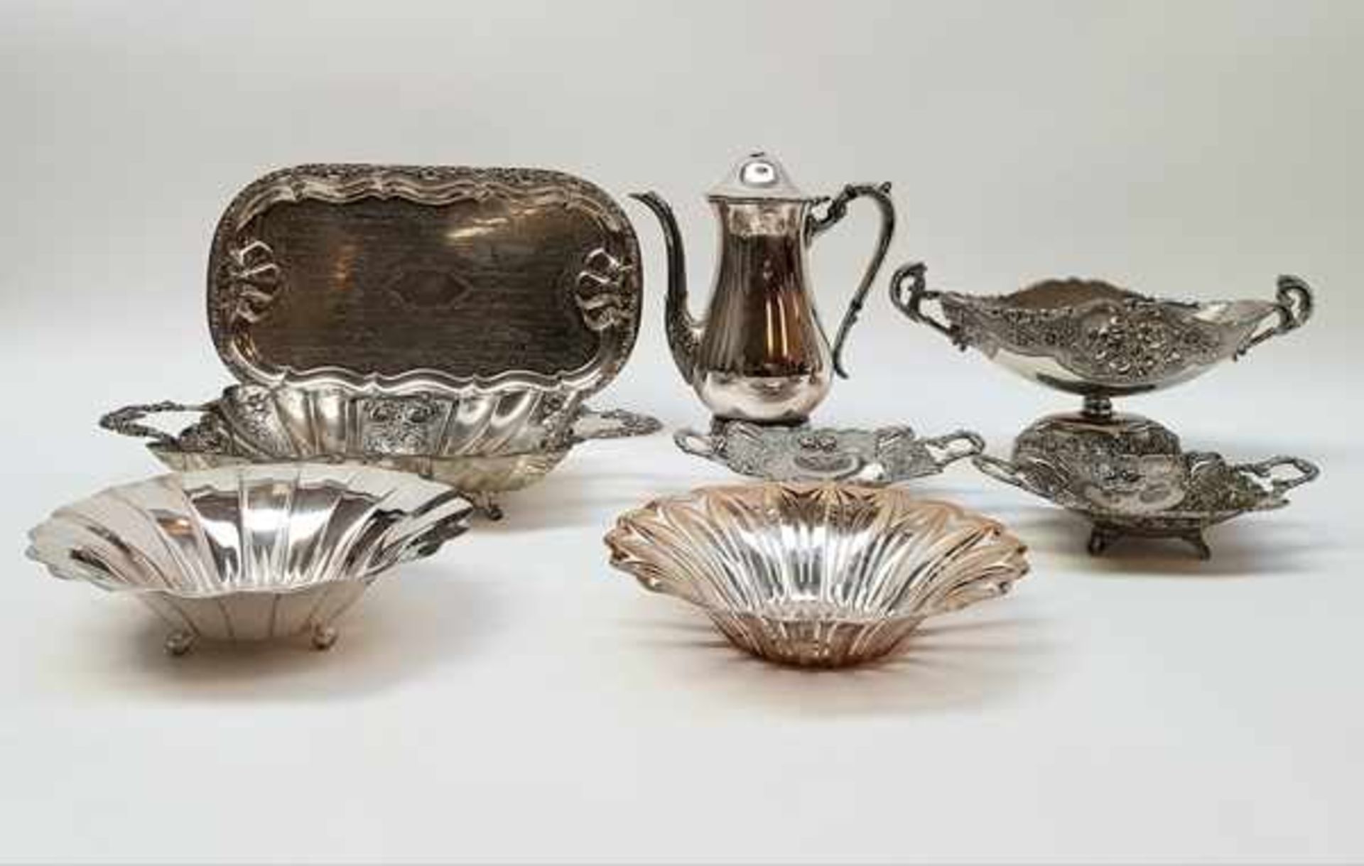 (Curiosa) Plate divers lotDivers lot waaronder schalen, dienblad en een koffiekan. Conditie: