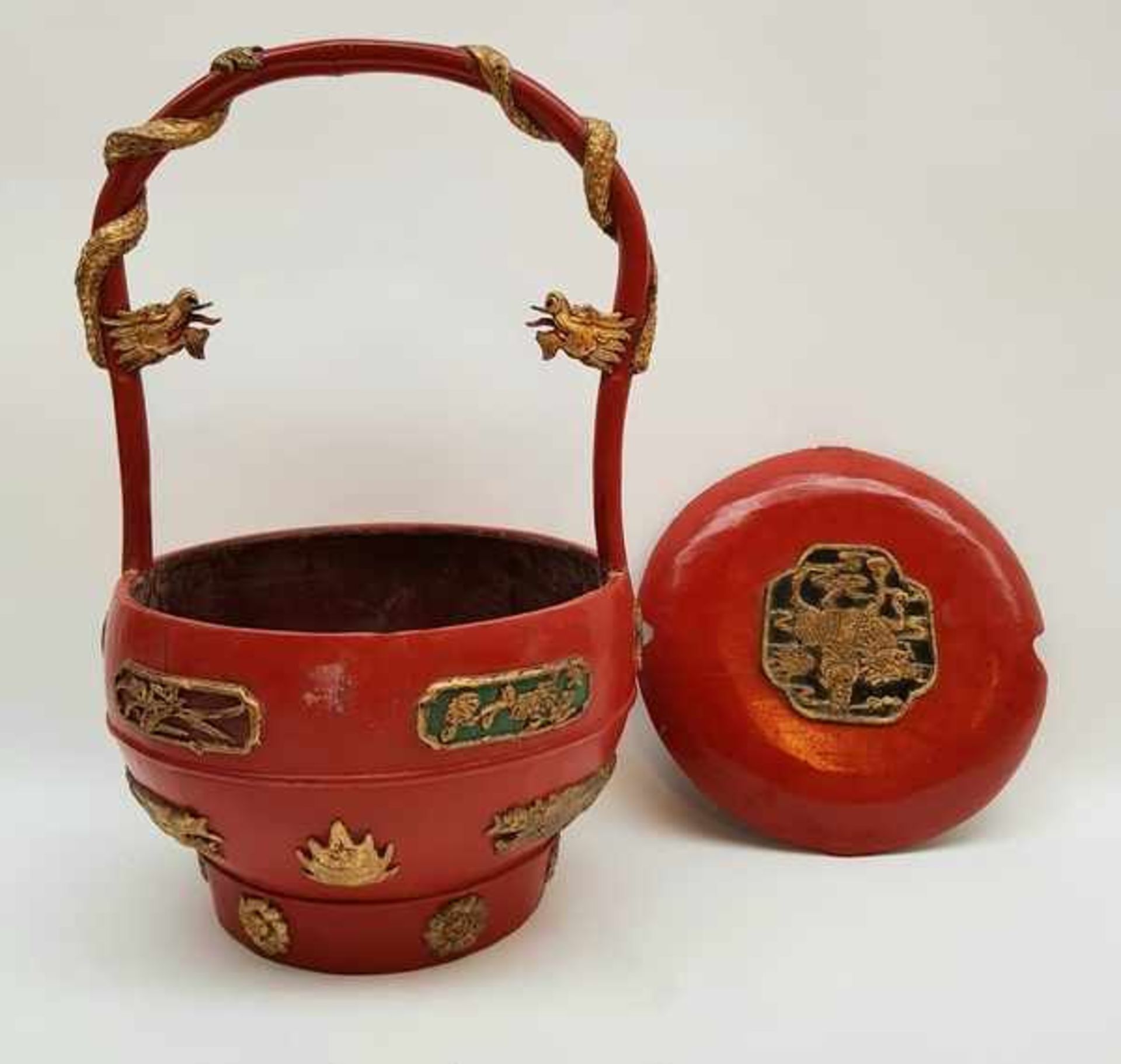 (Aziatica) Chinese houten lunchboxChinese rood gelakte houten lunchbox gedecoreerd met draken en - Bild 4 aus 11