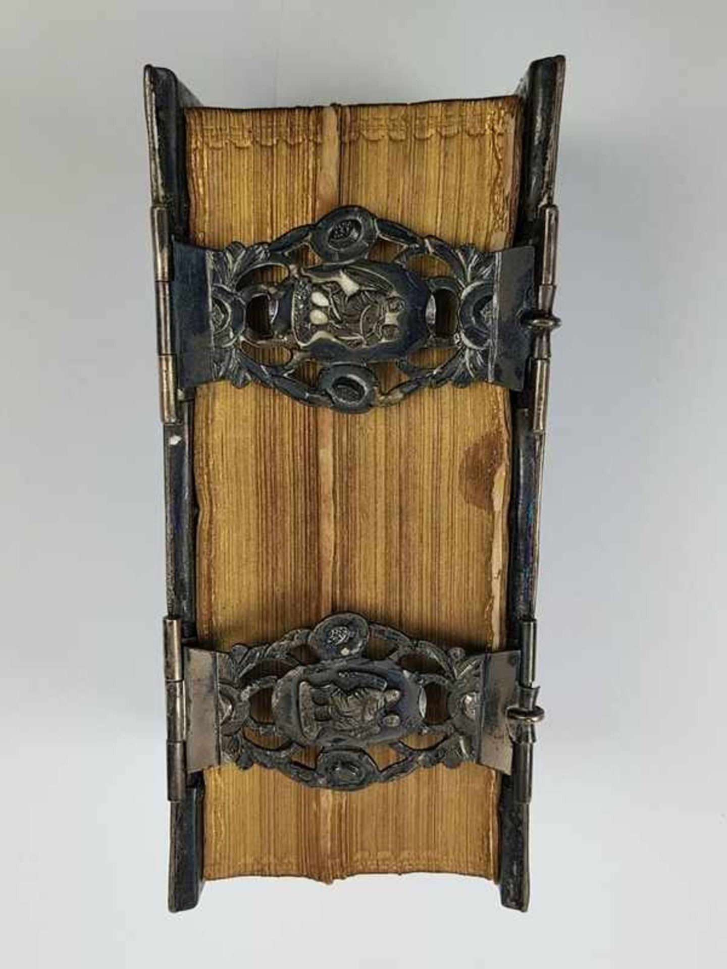 (Antiek) Bijbel met zilveren sluitingBijbel uit 1852 met afbeeldingen. Conditie: In goede staat. - Image 11 of 12