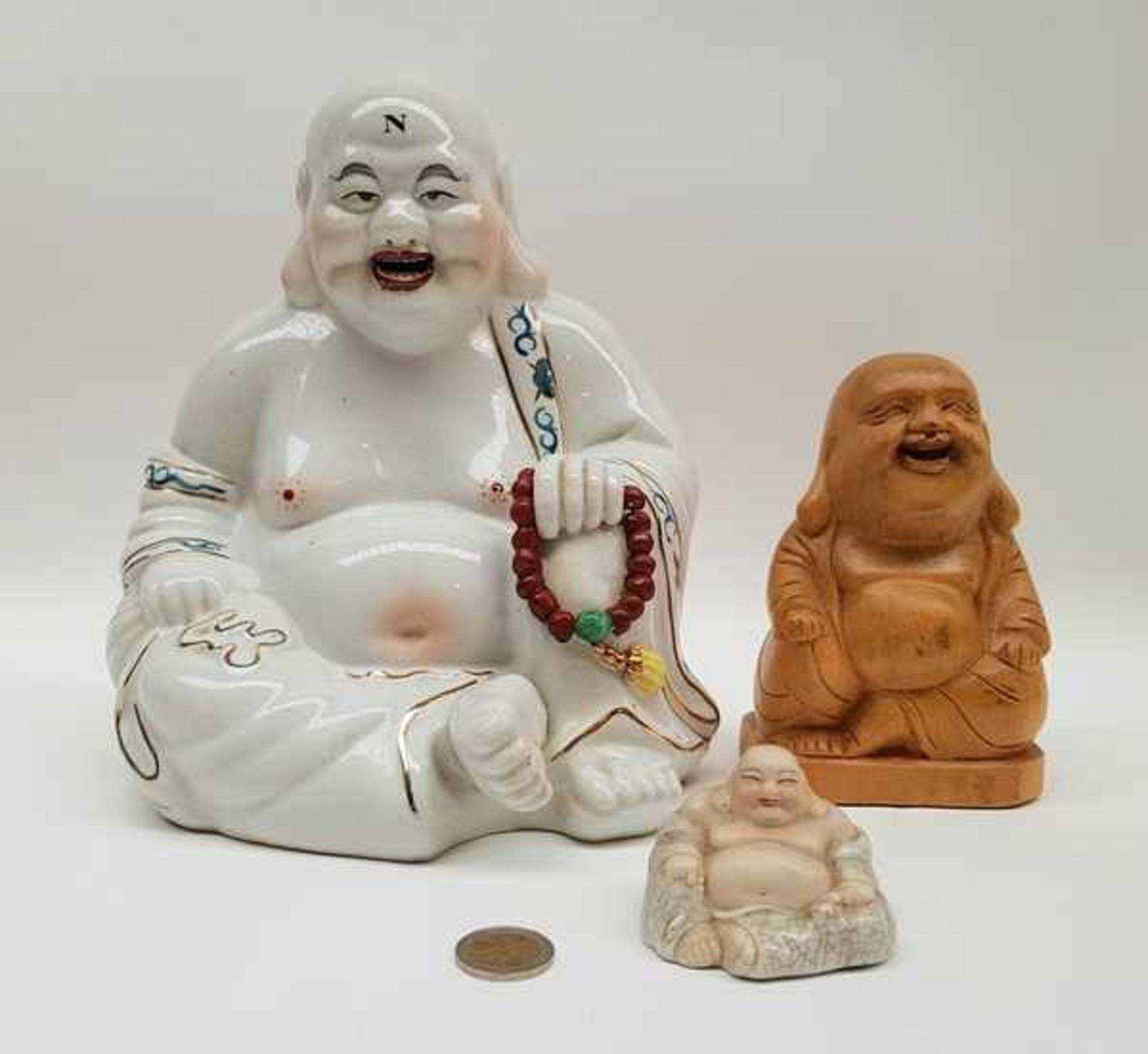 (Curiosa) Boeddha'sTwee porseleinen boeddha's en een houten boeddha. Conditie: In goede staat. - Image 2 of 6