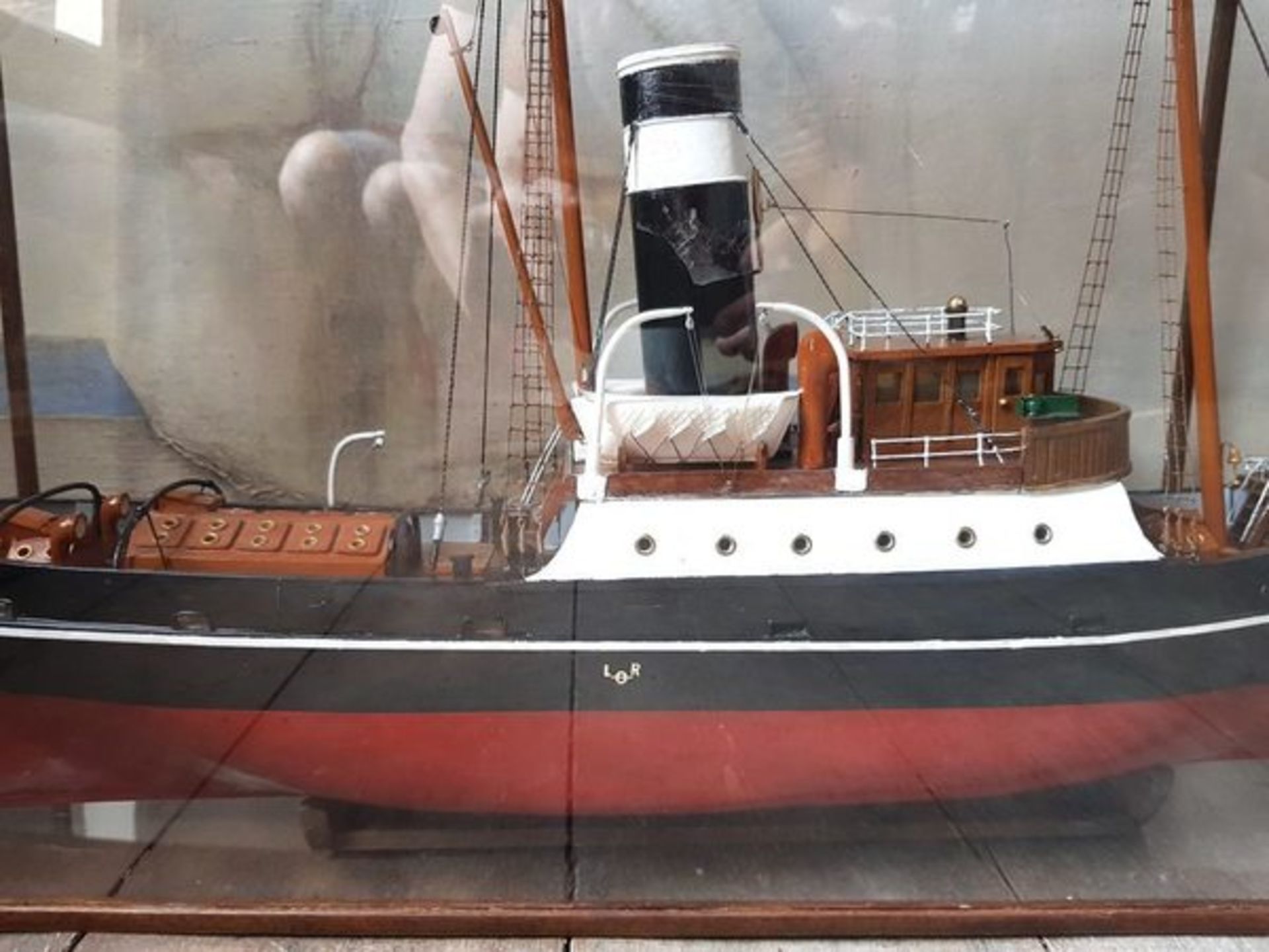 (Nautica) Scheepsmodel LauwerzeeScheepsmodel van een sleepboot in glazen vitrine. Conditie: In goede - Image 2 of 3