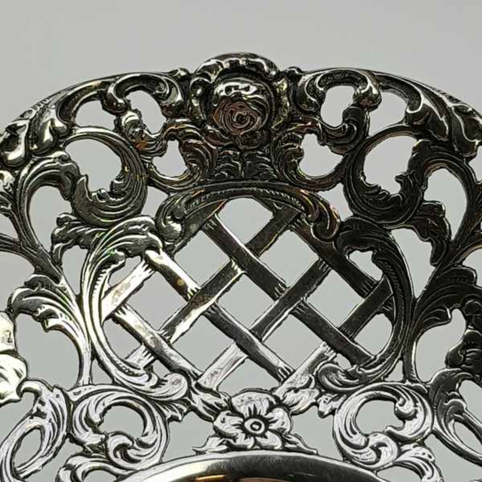 (Antiek) Zilveren bonbonschaal met ajourrandEen ovaal zilveren bonbonschaaltje met ajourrand, tweede - Image 6 of 7