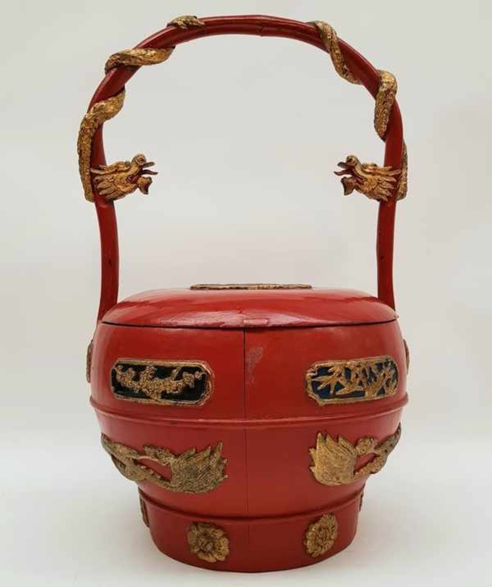 (Aziatica) Chinese houten lunchboxChinese rood gelakte houten lunchbox gedecoreerd met draken en - Bild 7 aus 11