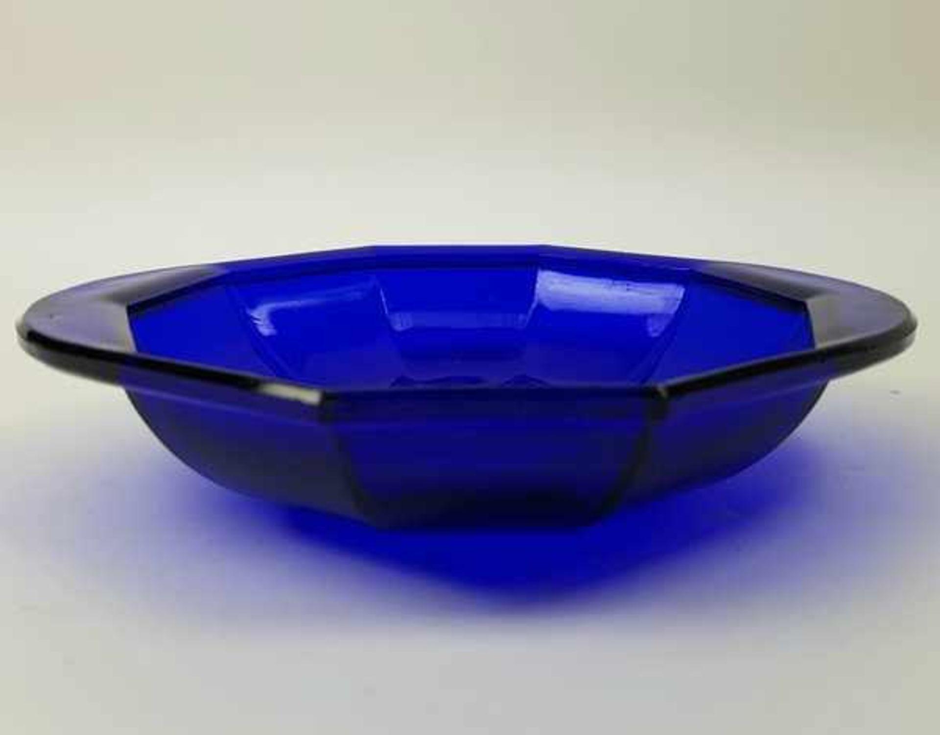 (Toegepaste kunst) Kobaltblauwe persglazen schalen, K.P.C. de Bazel LeerdamTwee kobaltblauwe - Bild 2 aus 11