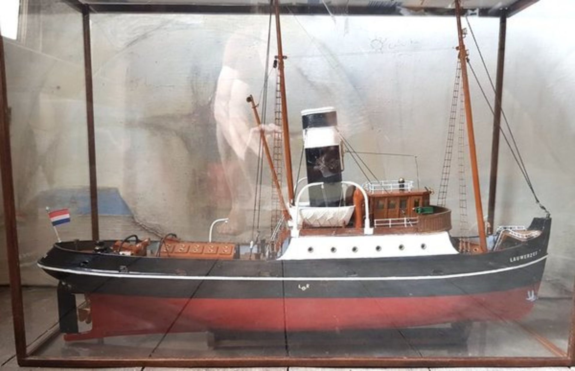 (Nautica) Scheepsmodel LauwerzeeScheepsmodel van een sleepboot in glazen vitrine. Conditie: In goede