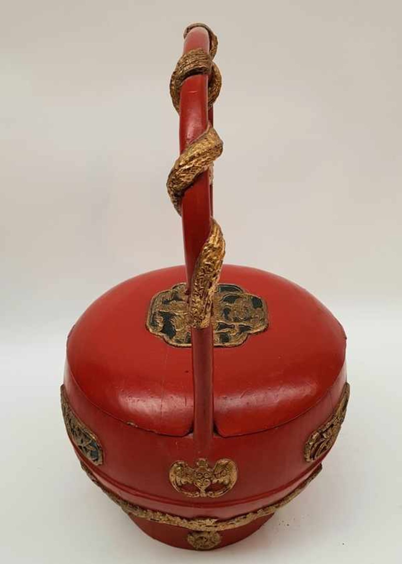 (Aziatica) Chinese houten lunchboxChinese rood gelakte houten lunchbox gedecoreerd met draken en - Bild 10 aus 11