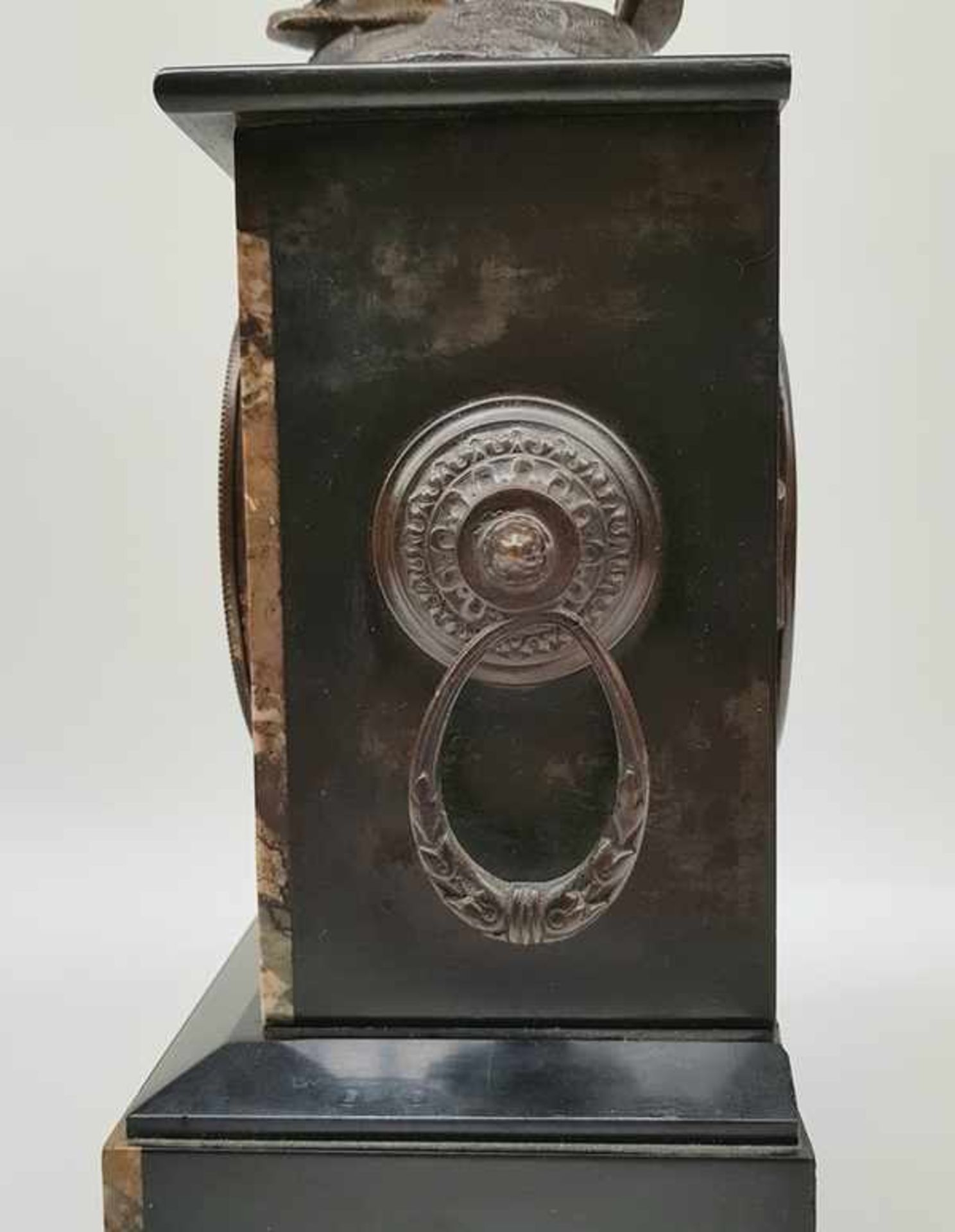 (Antiek) Klokkenstel marmerKlokkenstel marmer met twee kandelaren, circa 1900. Conditie: In goede - Bild 14 aus 14