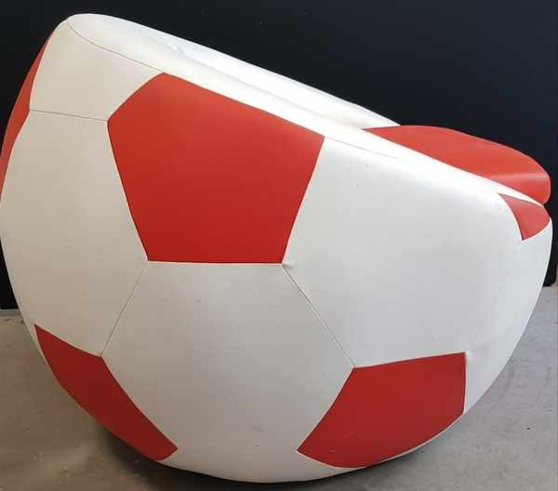 (Curiosa) Voetbal stoelRood/witte voetbal stoel. Conditie: In redelijke staat. Afmetingen: Hoogte 82 - Bild 3 aus 5