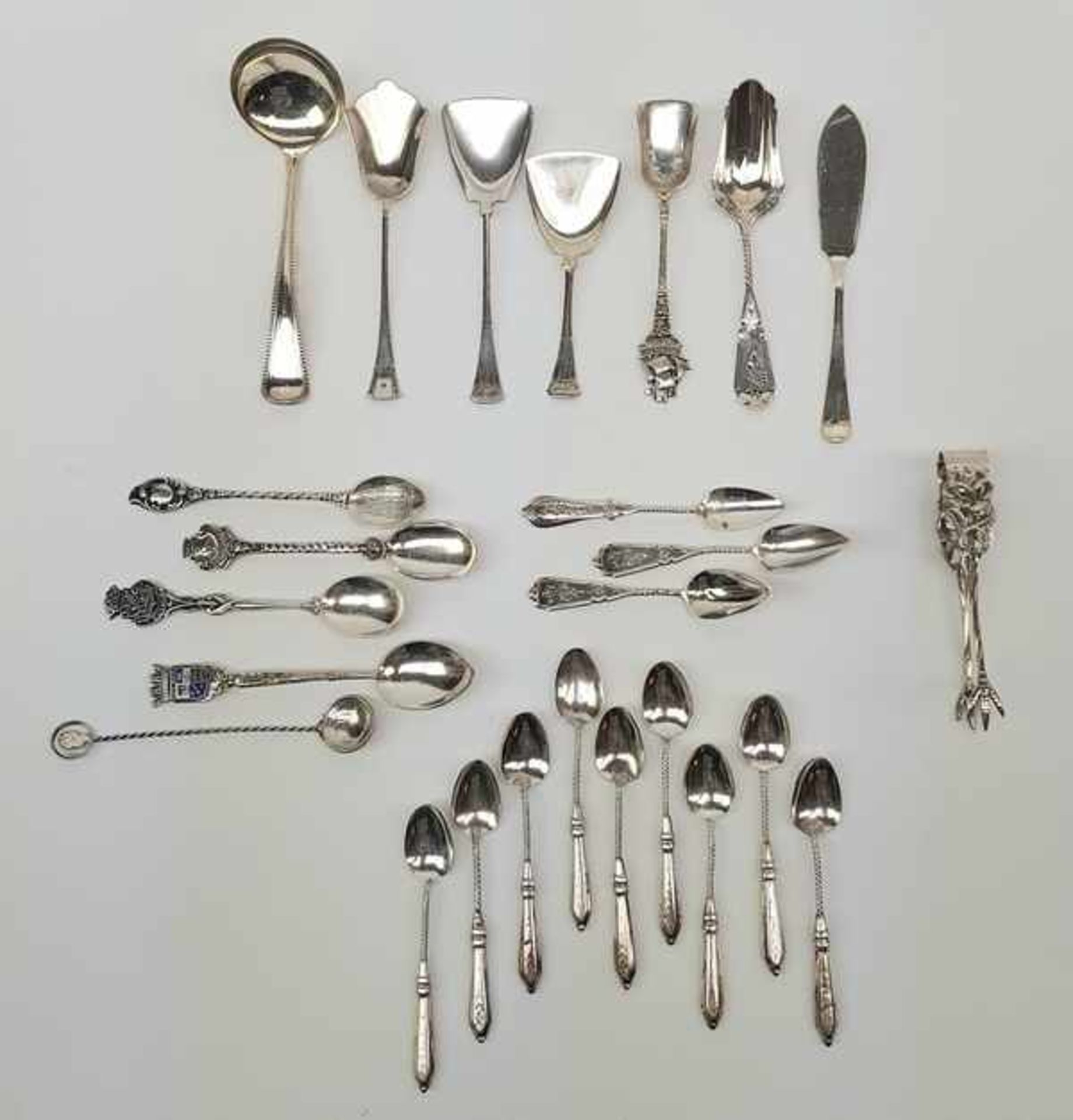 (Curiosa) Zilveren theelepels, roomlepels, suikerscheppen en suikertangDivers lot zilver met