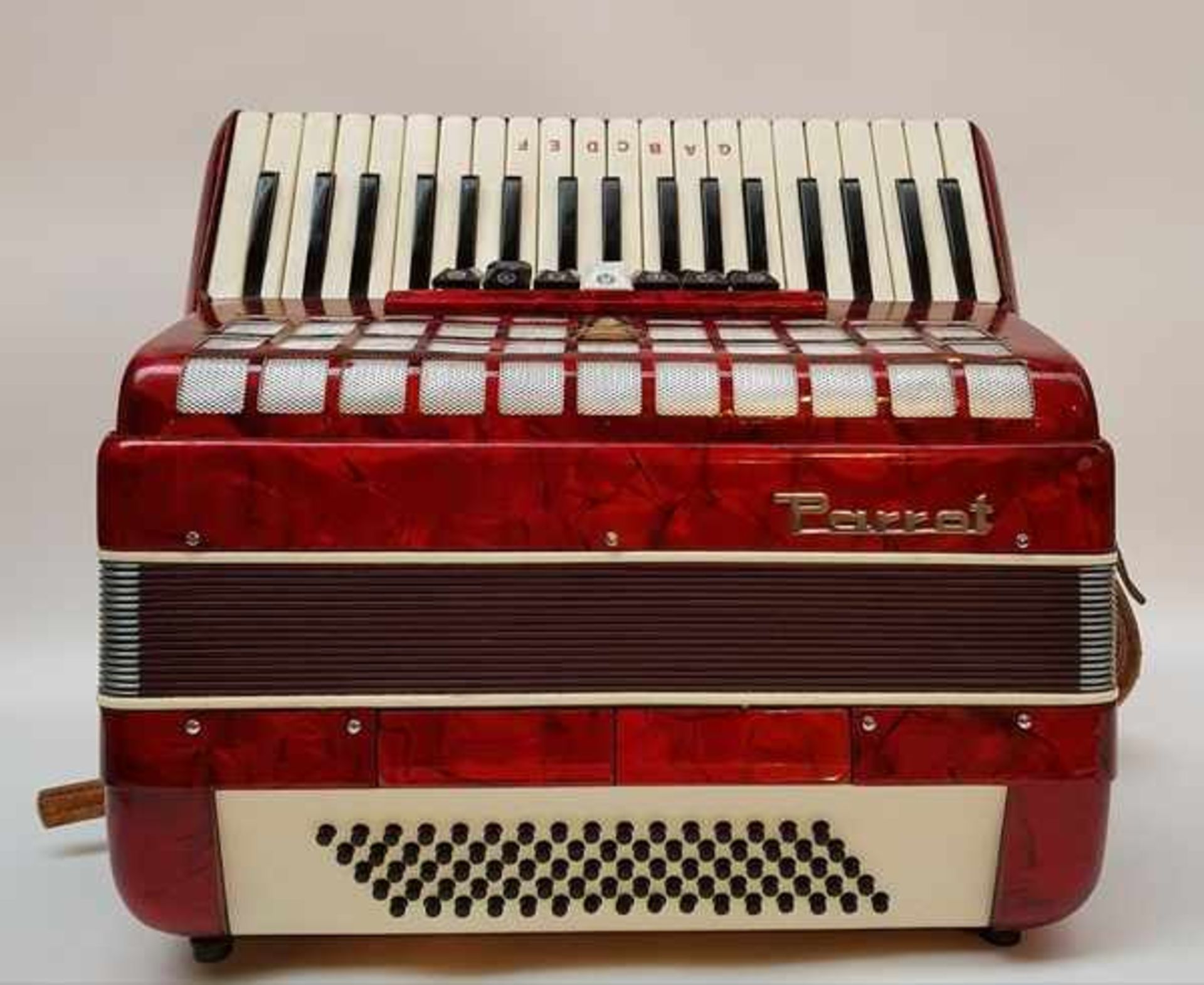 (Muziekinstrument) Parrot accordeonAccordeon Parrot, 7 klavier, 80 bas, 2 baskant. Inclusief