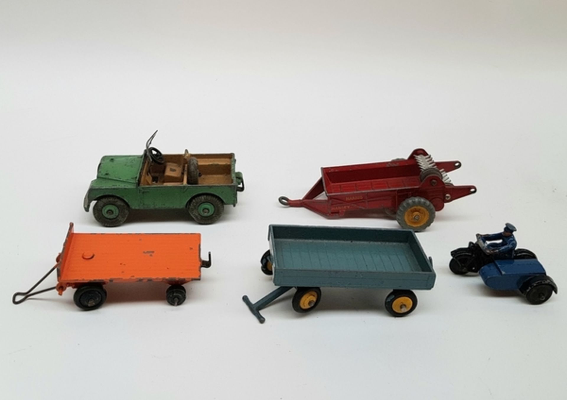 (Speelgoed) Dinky ToysLandrover, open aanhangers, politiemotor met zijspan en Massey Harris bemester