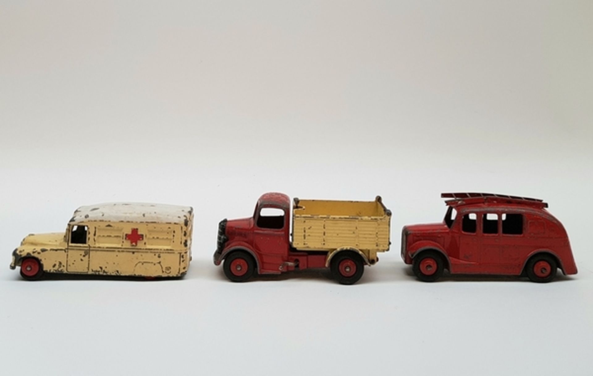 (Speelgoed) Dinky ToysKleine brandweerauto, Daimler ziekenwagen en Bedford vrachtwagen van Dinky