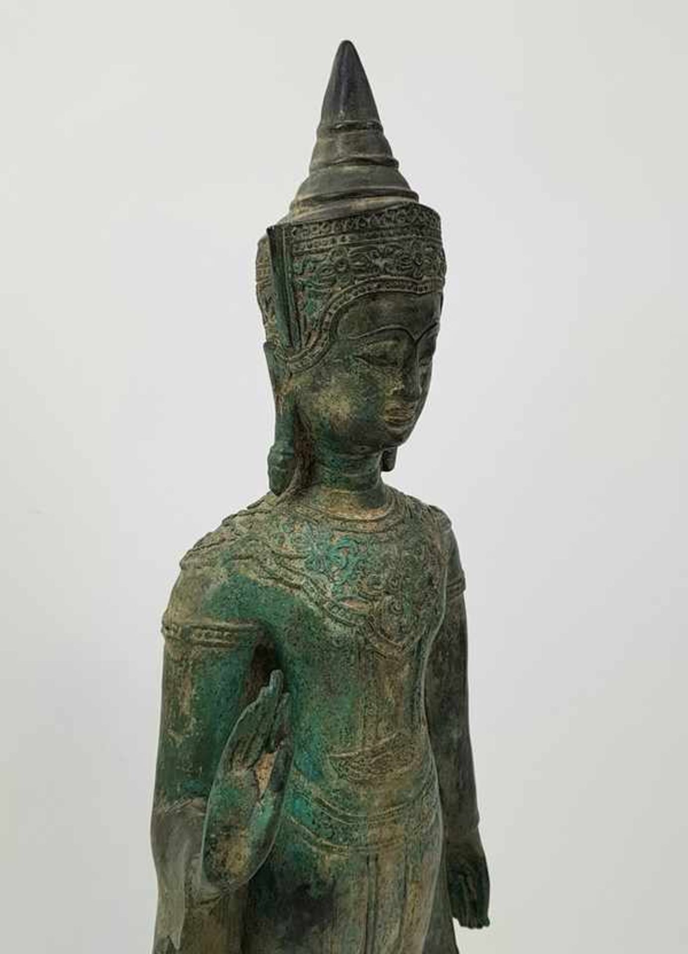 (Aziatica) BoeddhaStaande bronzen Boeddha Cambodja, eind 20e eeuw. Conditie: In goede staat. - Bild 7 aus 8