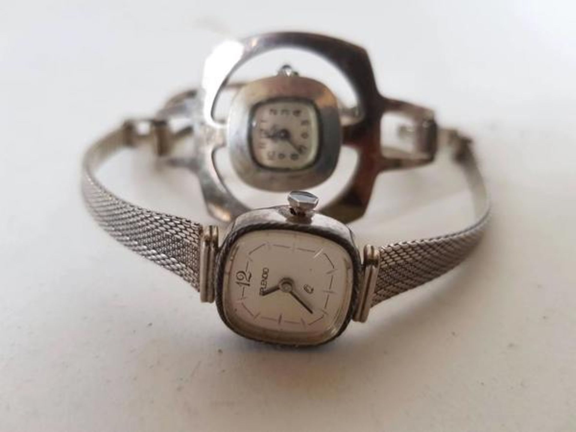 (Zilver) HorlogesTwee zilveren horloges