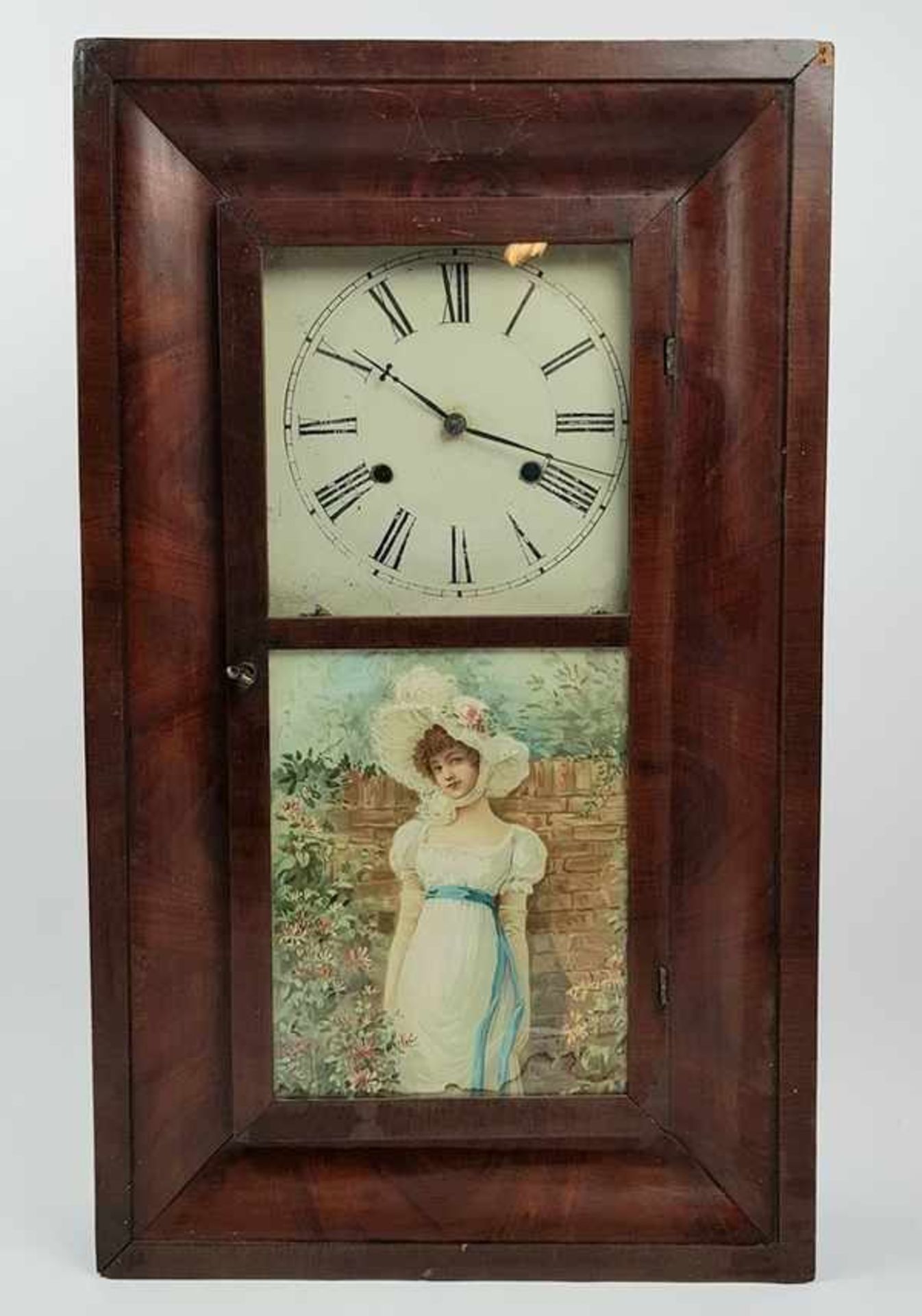 (Antiek) Klok regulateurBrass Clocks regulateur met romantisch tafereel achter glas. Circa 1900.