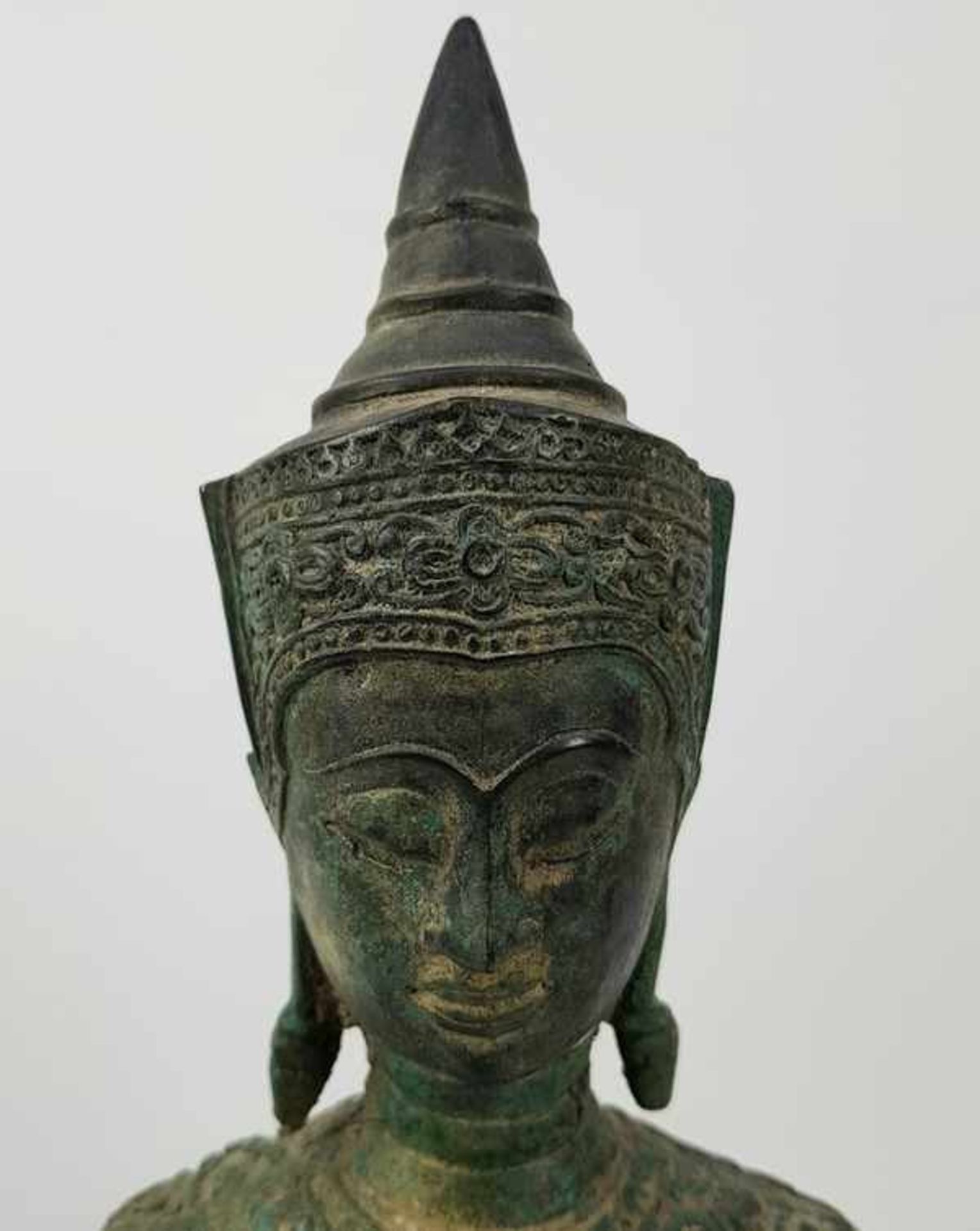 (Aziatica) BoeddhaStaande bronzen Boeddha Cambodja, eind 20e eeuw. Conditie: In goede staat. - Bild 6 aus 8