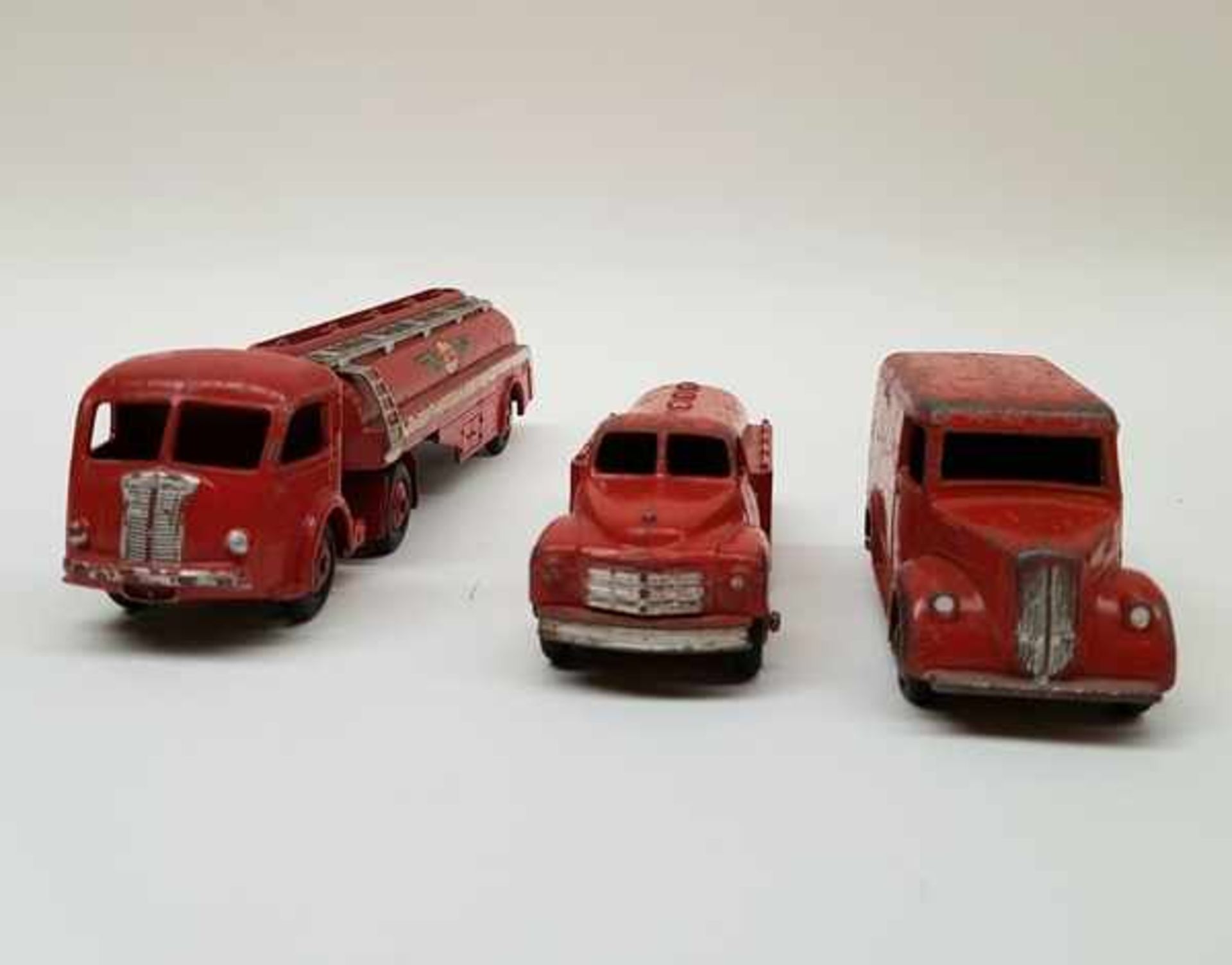 (Speelgoed) Dinky ToysTankwagen, Panhard tankwagen en Trojan Esso bestelwagen van Dinky Toys. - Image 6 of 8