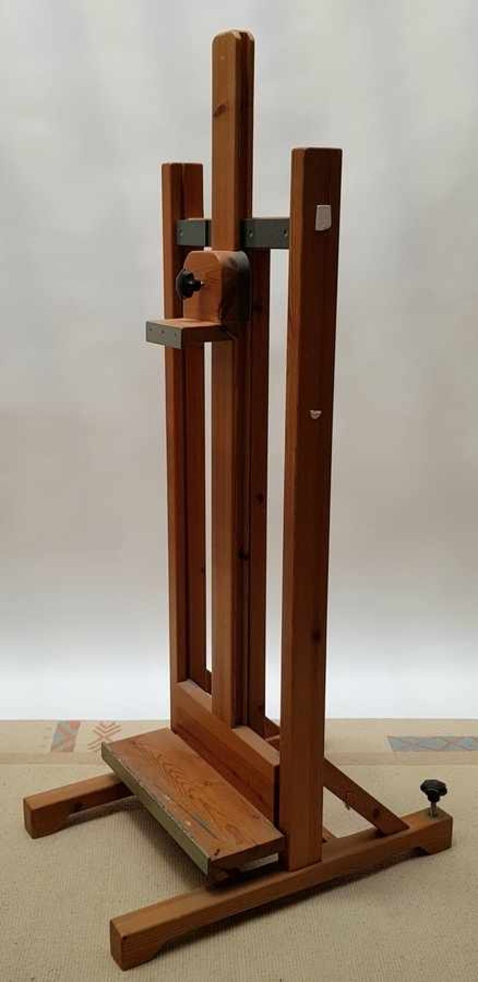 (Curiosa) SchildersezelIn hoogte verstelbare grenen houten schildersezel op wielen. Conditie: - Image 2 of 4