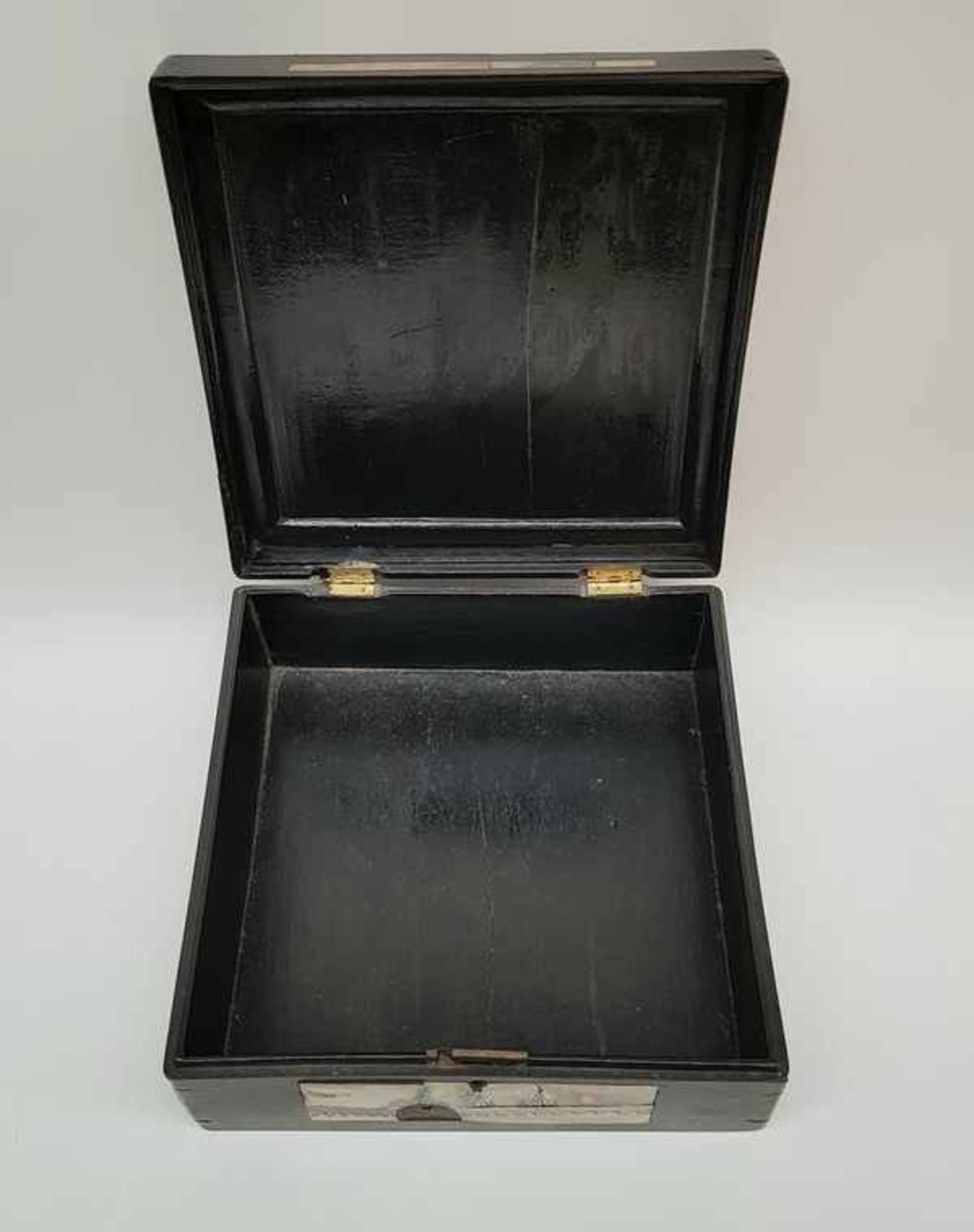 (Aziatica) Houten kist ingelegd met parelmoerChinees houten kist ingelegd met gegraveerd - Bild 7 aus 8