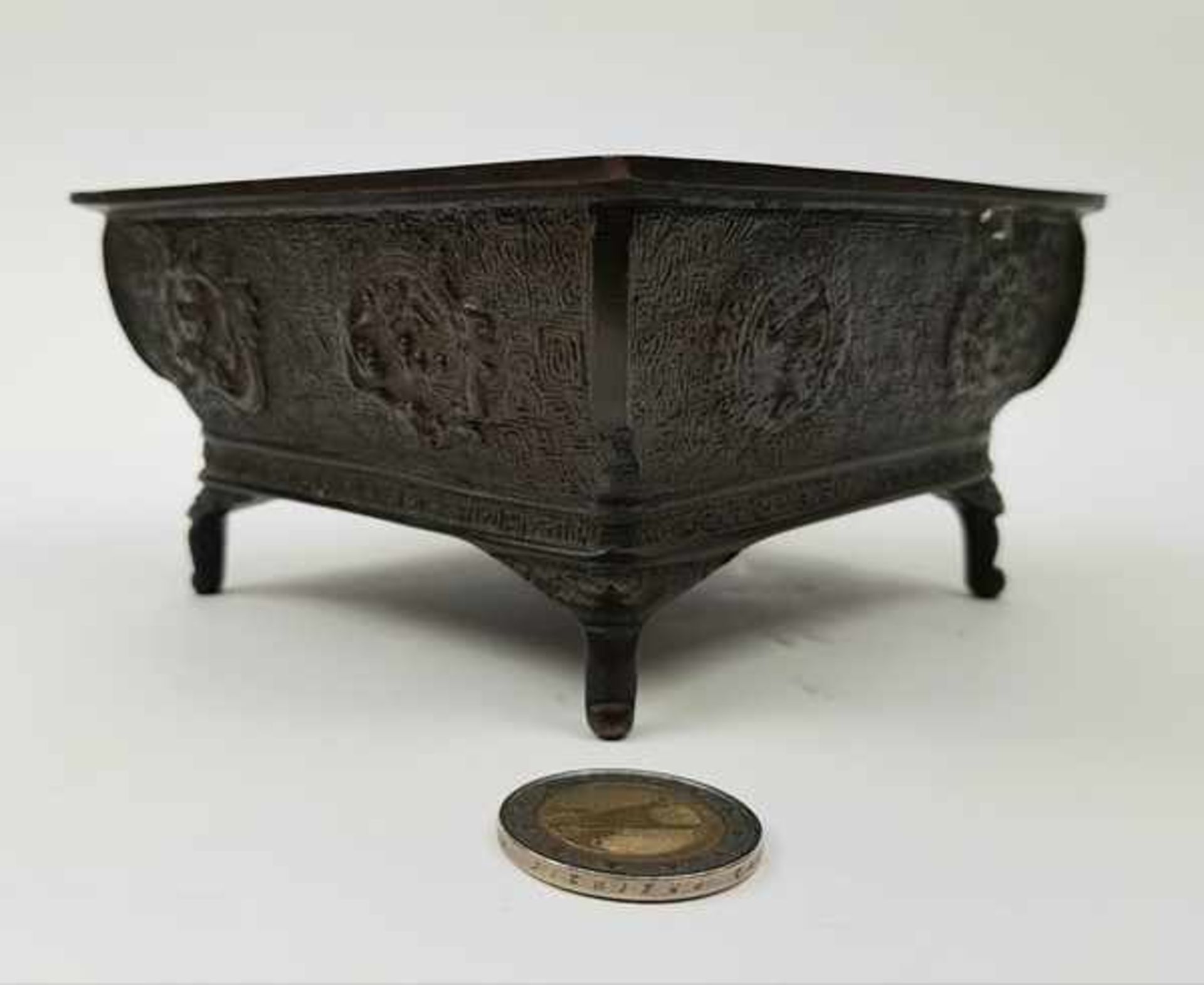 (Curiosa) Bronzen wierookbrander Japan, 20e eeuwVierkante bronzen wierookbrander gedecoreerd met - Image 5 of 5