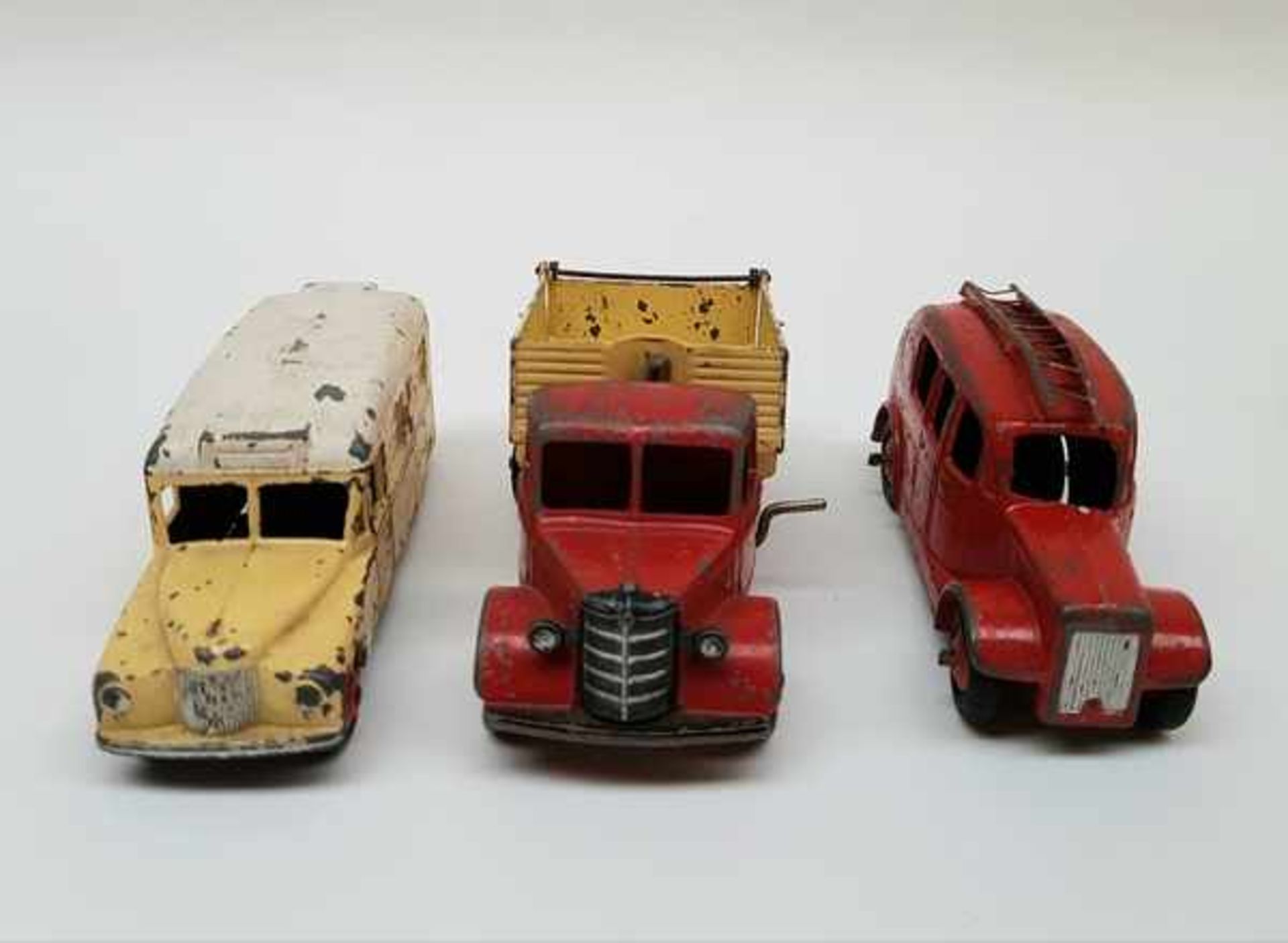 (Speelgoed) Dinky ToysKleine brandweerauto, Daimler ziekenwagen en Bedford vrachtwagen van Dinky - Bild 6 aus 7