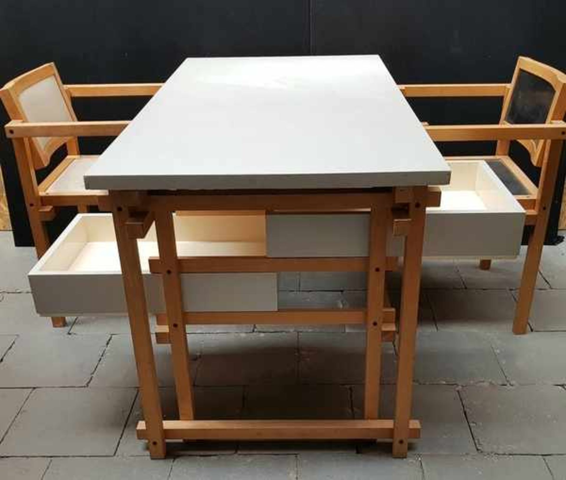 (Design) Bureau met twee stoelen, design Jan van OpzeelandBureau met twee stoelen ontworpen door Jan