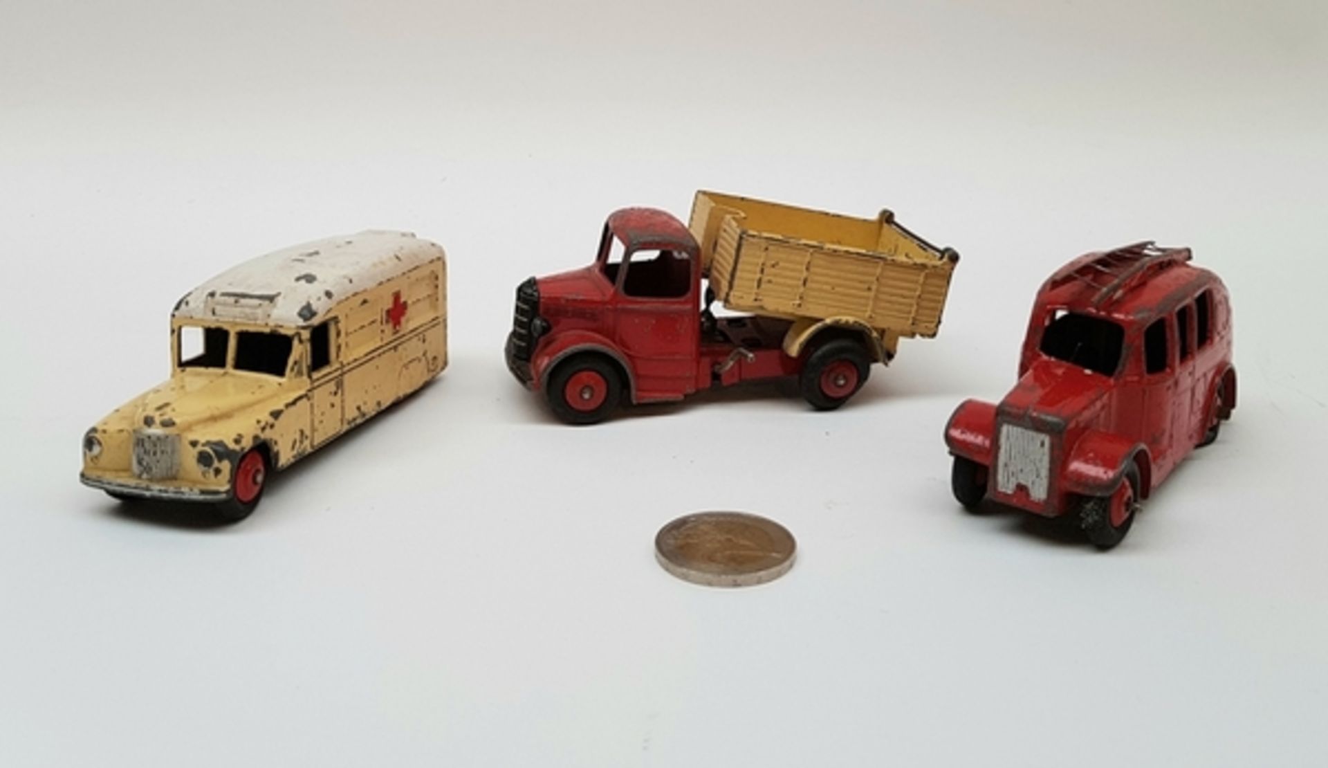 (Speelgoed) Dinky ToysKleine brandweerauto, Daimler ziekenwagen en Bedford vrachtwagen van Dinky - Bild 2 aus 7